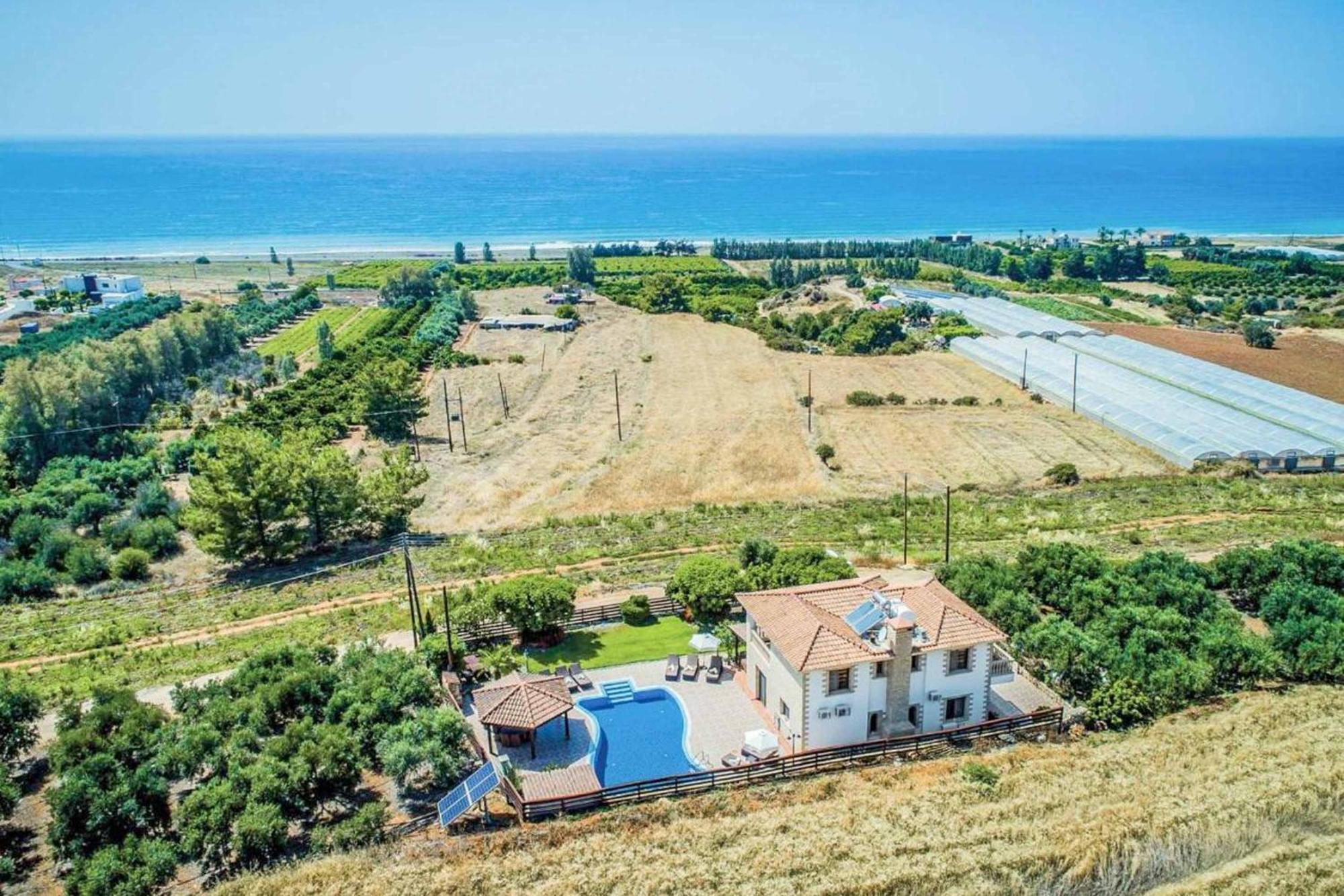 Nikos Villa *