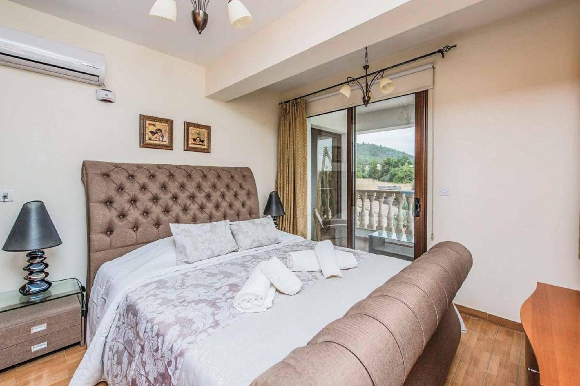 Nikos Villa *