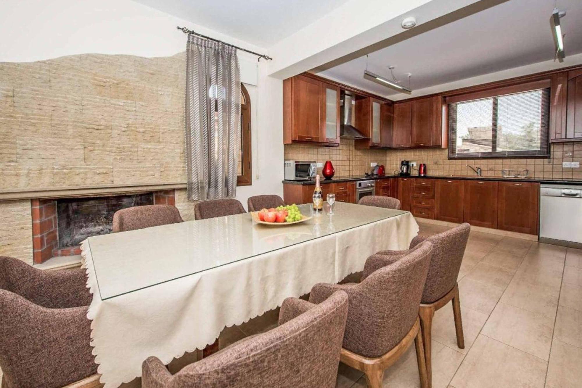 Nikos Villa