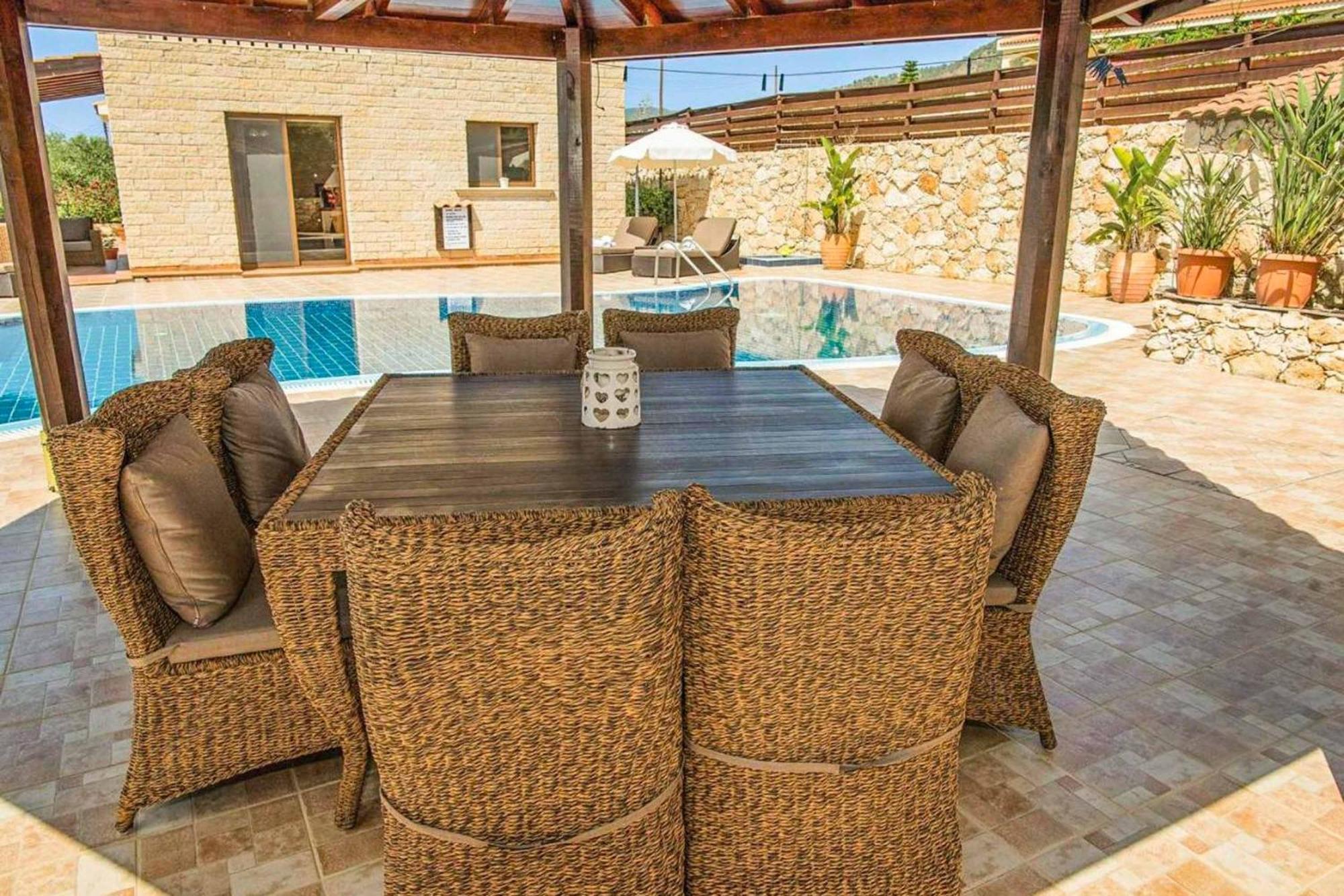 Nikos Villa