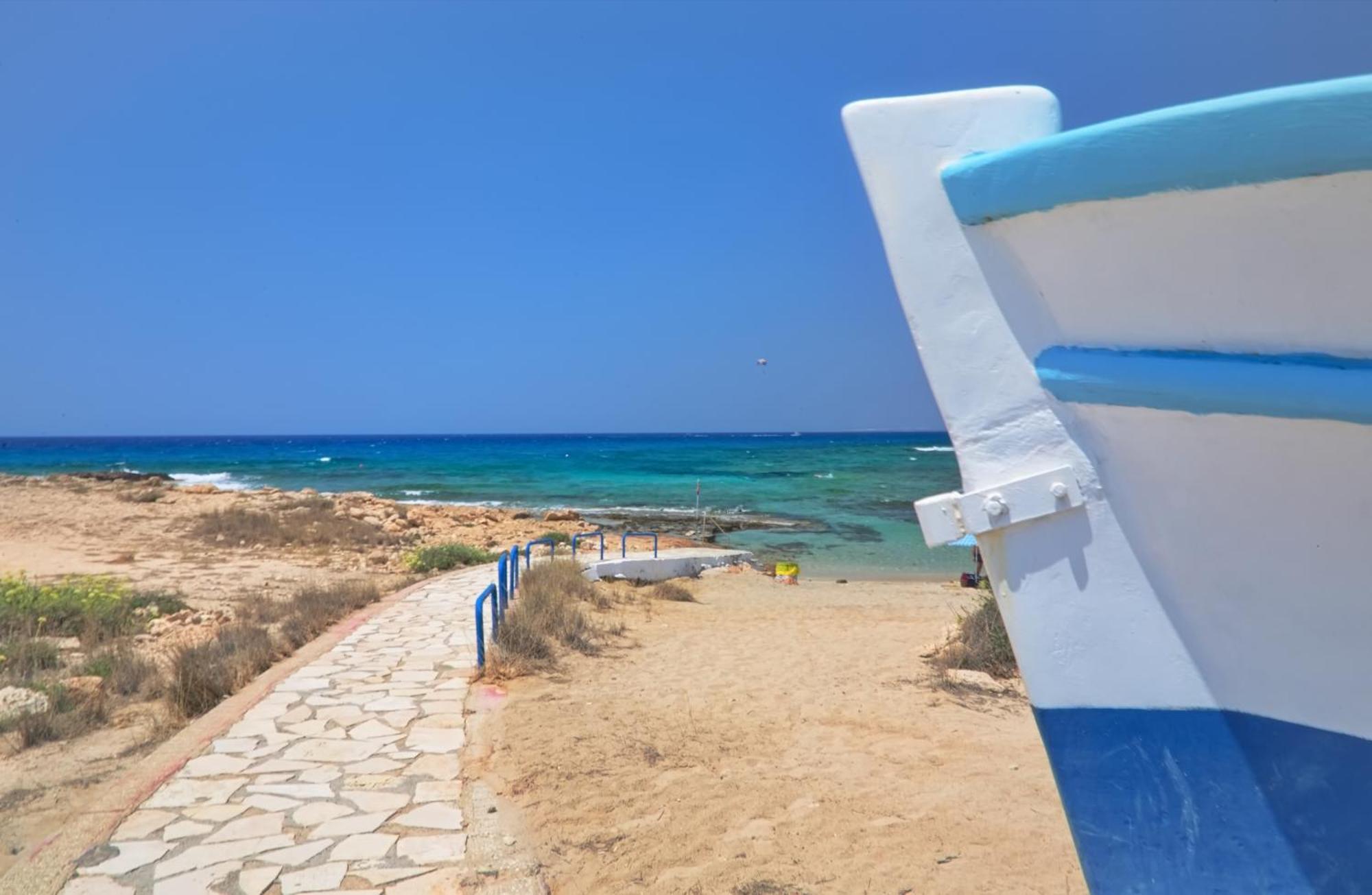 Beachfront Luxury Idania