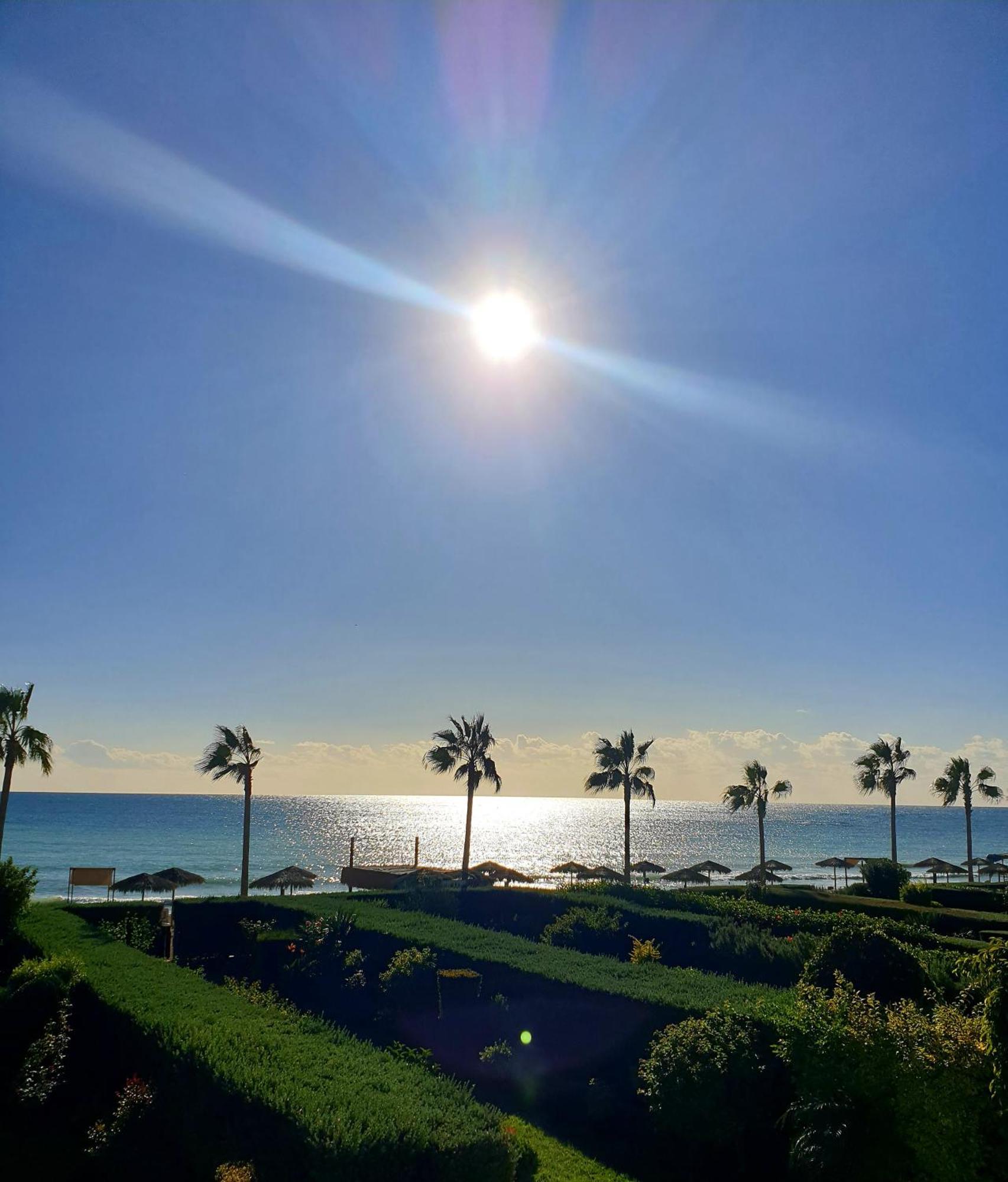 Vakantiehuis Luxury Beachfront With Private Pool, Yoga & Sea Adventures *
