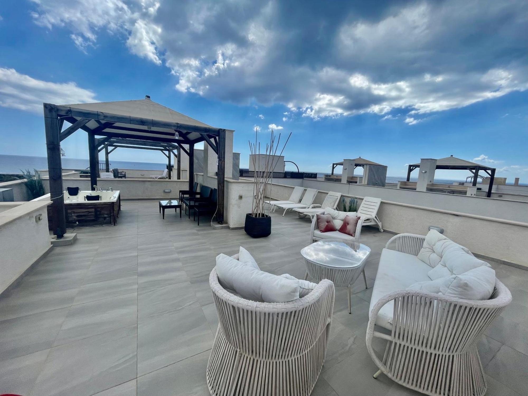 Relaxing Penthouse Suites By The Sea Apartment *