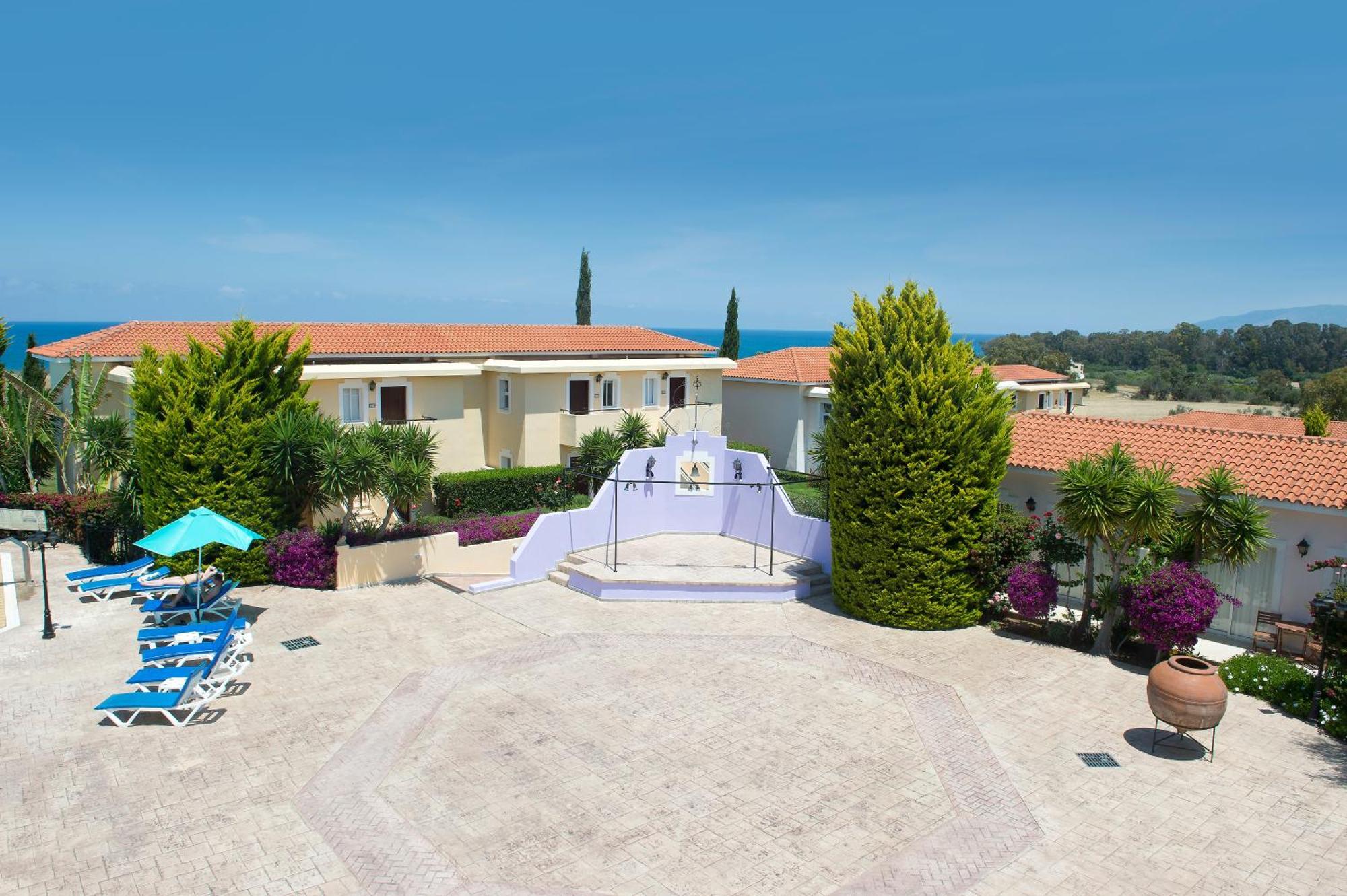 Aparthotel Akamanthea Village