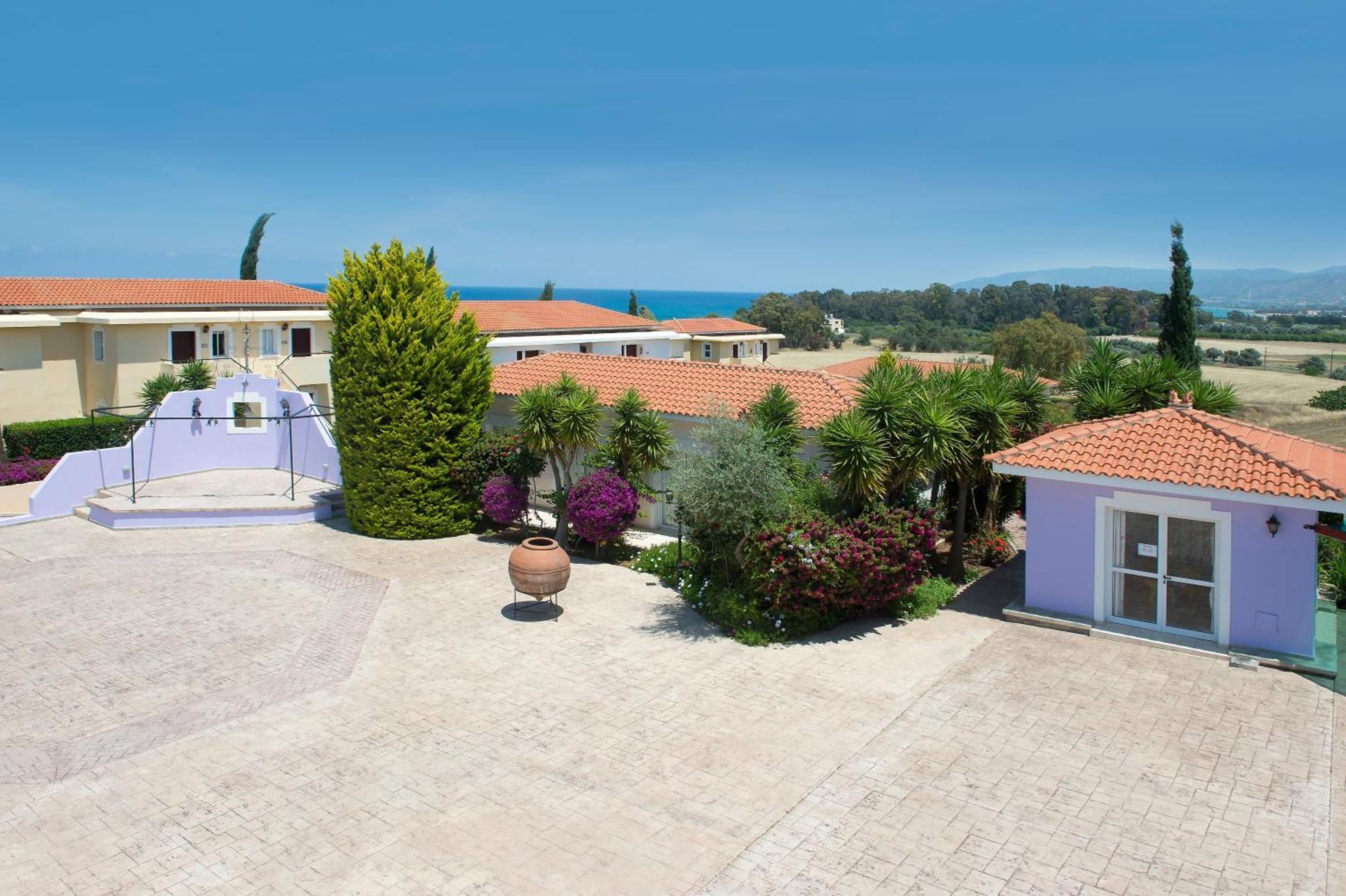 Akamanthea Village Aparthotel 4*