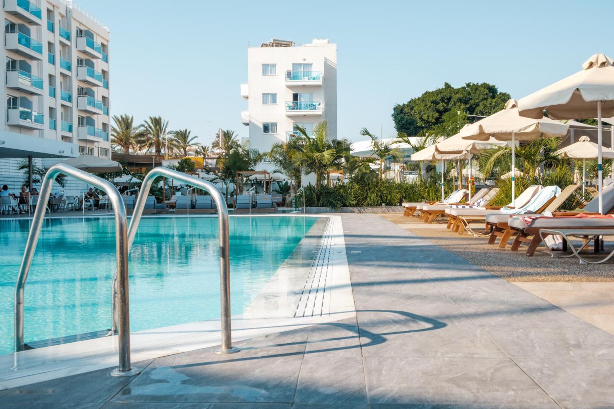 Hotel Kapetanios Bay 3*