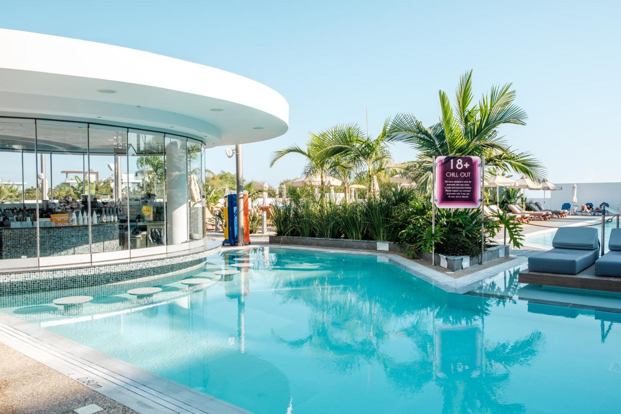 Kapetanios Bay Hotel