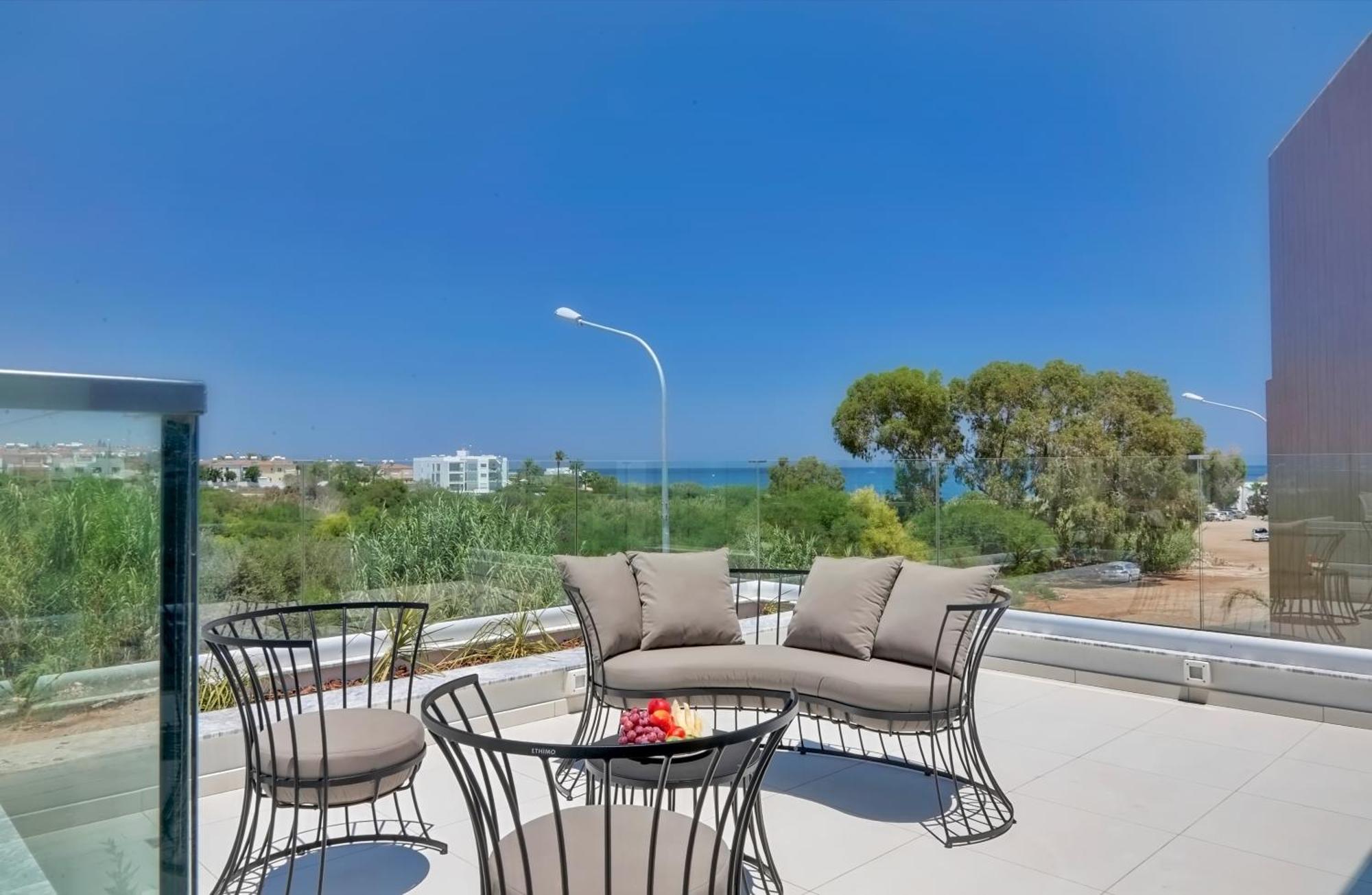 Seaview Luxury Jacuzzi & Pool! 2 Min