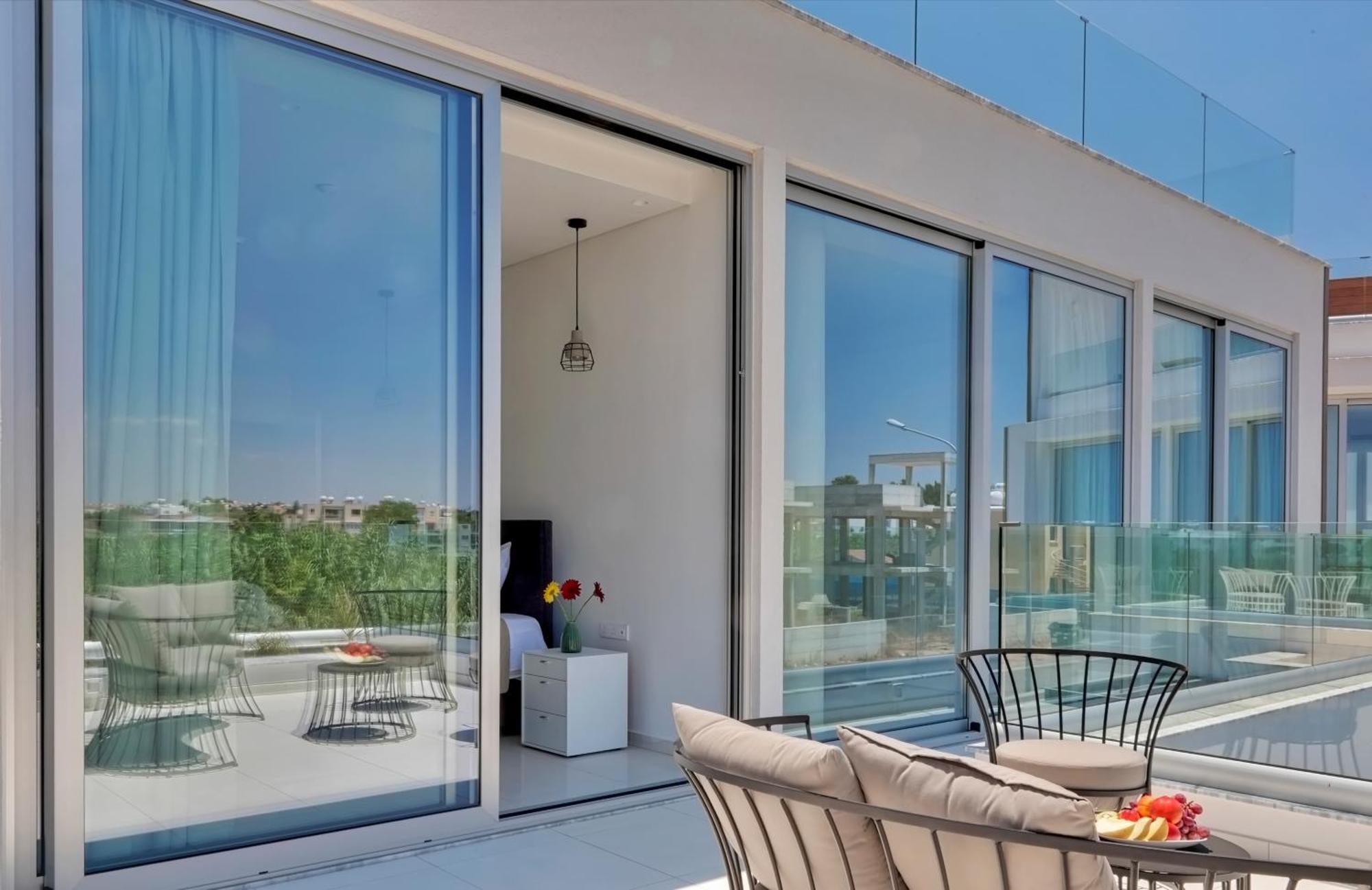 Seaview Luxury Jacuzzi & Pool! 2 Min Protaras