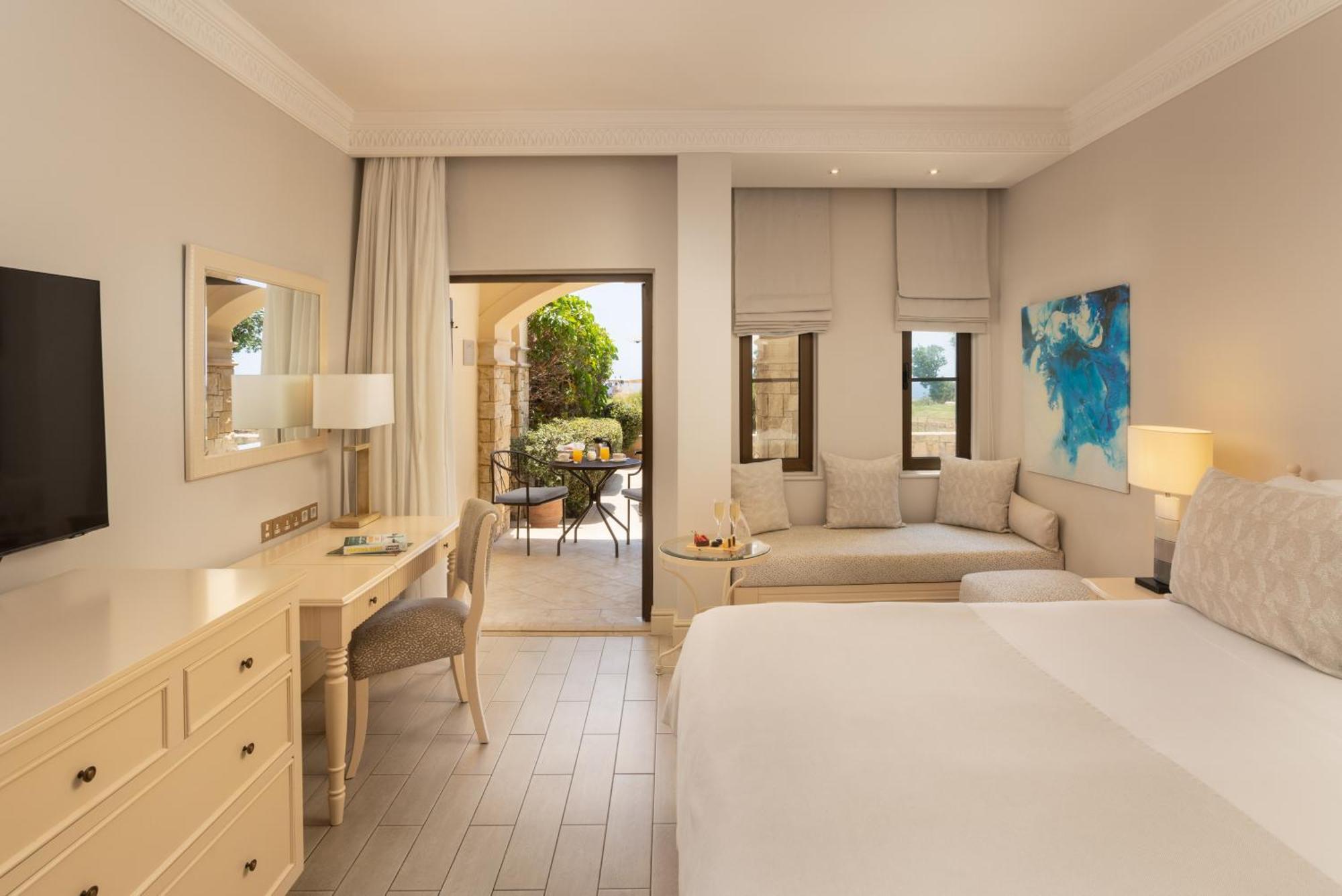 Aphrodite Hills Resort 5*