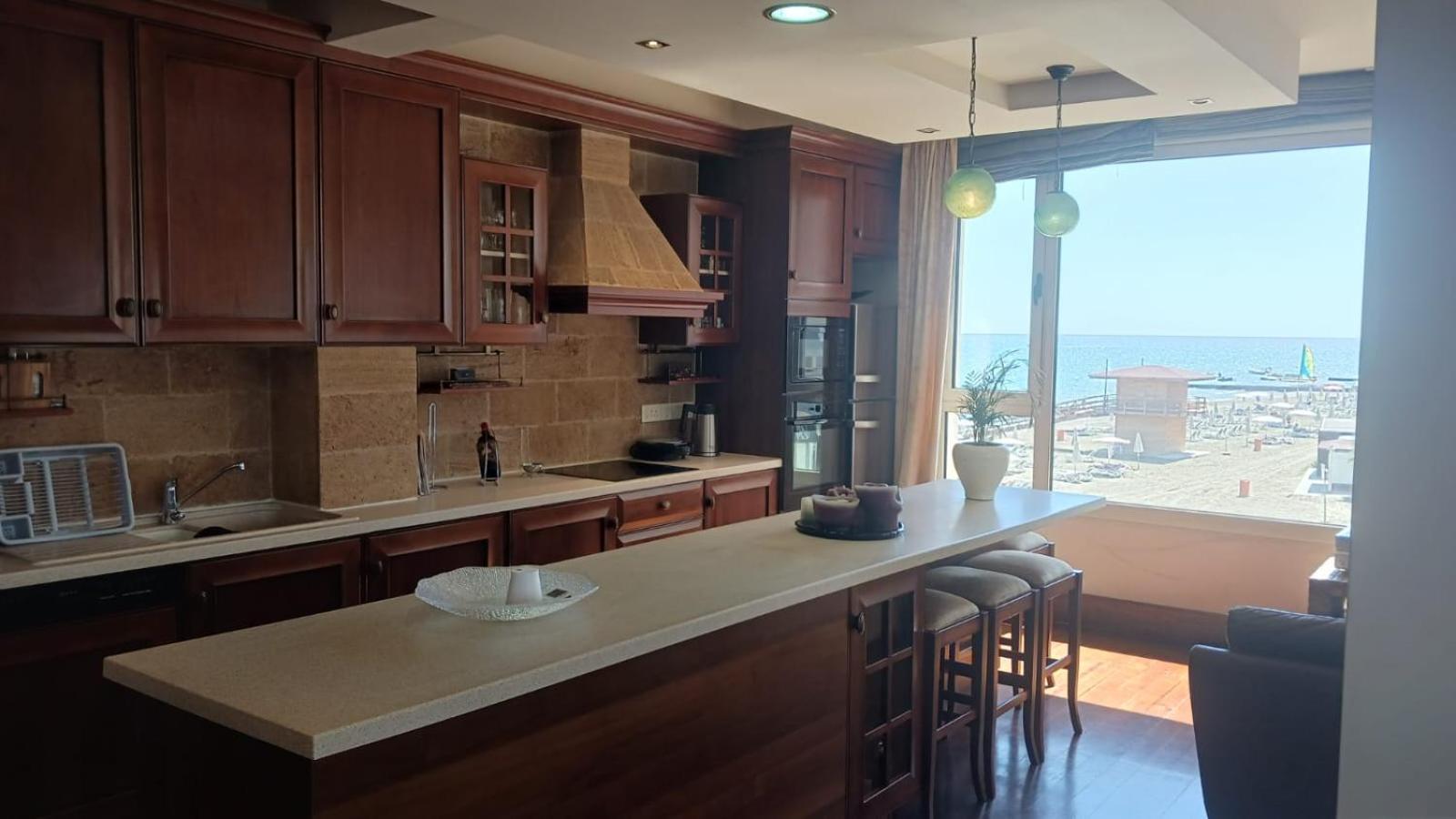 Apartment Quattro Sea View Beachfront Ap 6 *