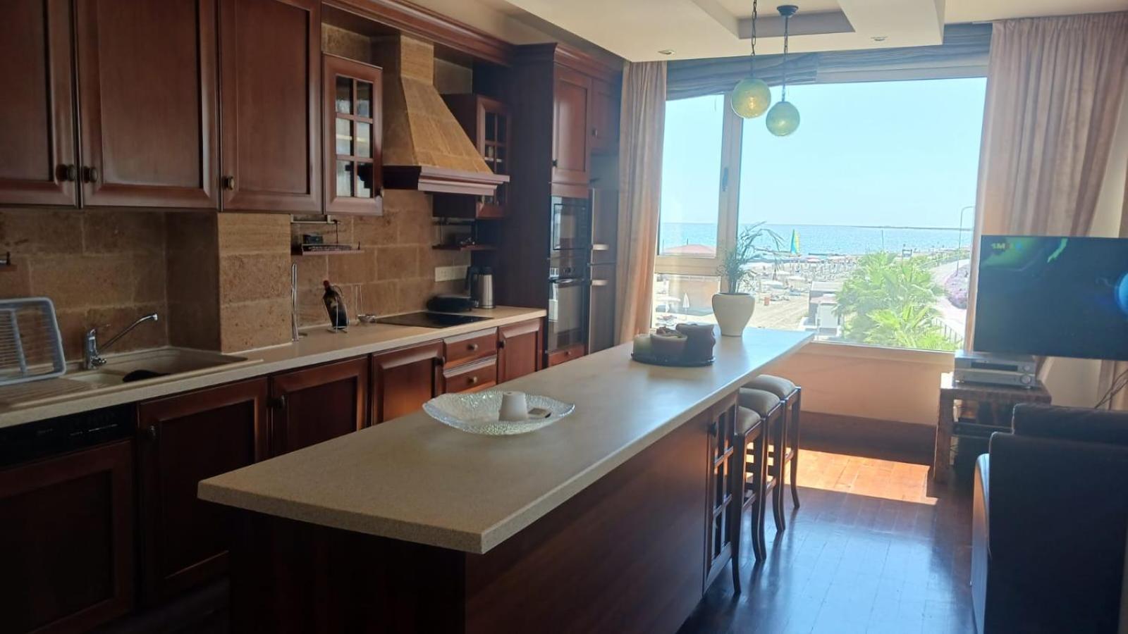 Quattro Sea View Beachfront Ap 6