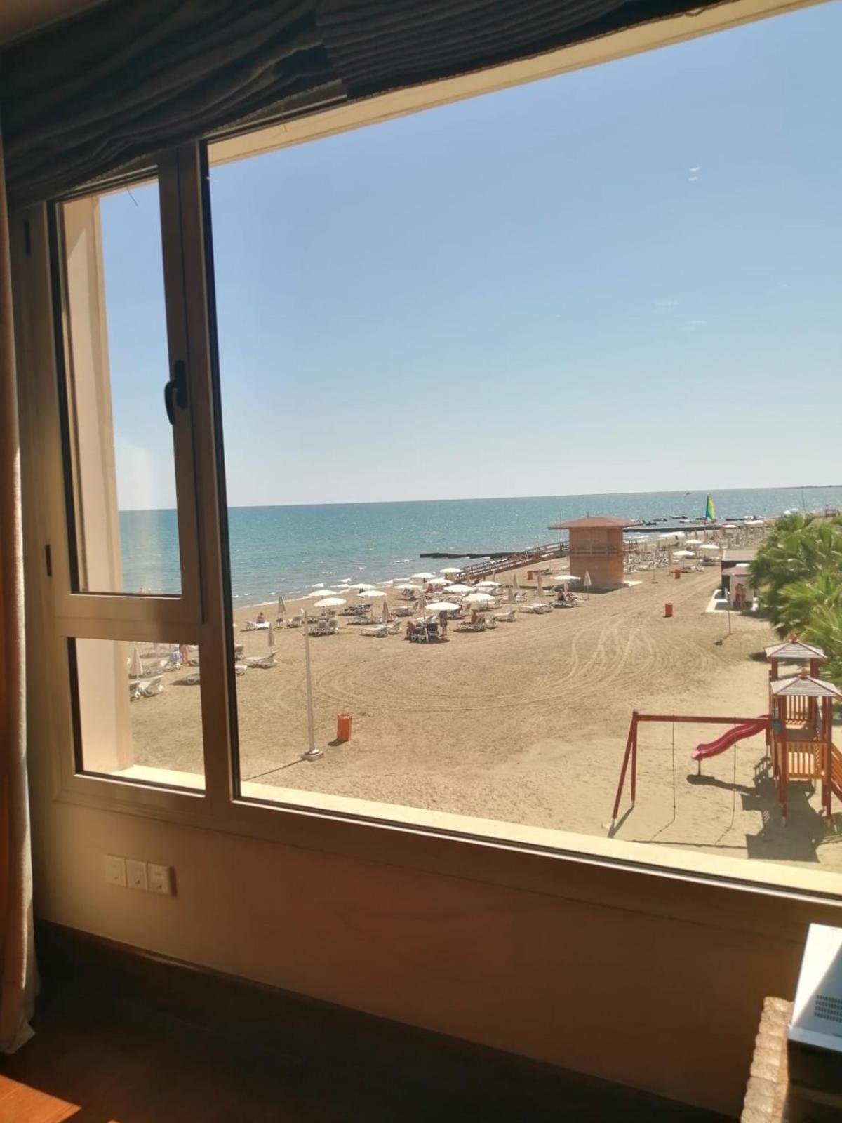 Quattro Sea View Beachfront Ap 6 * Larnaca