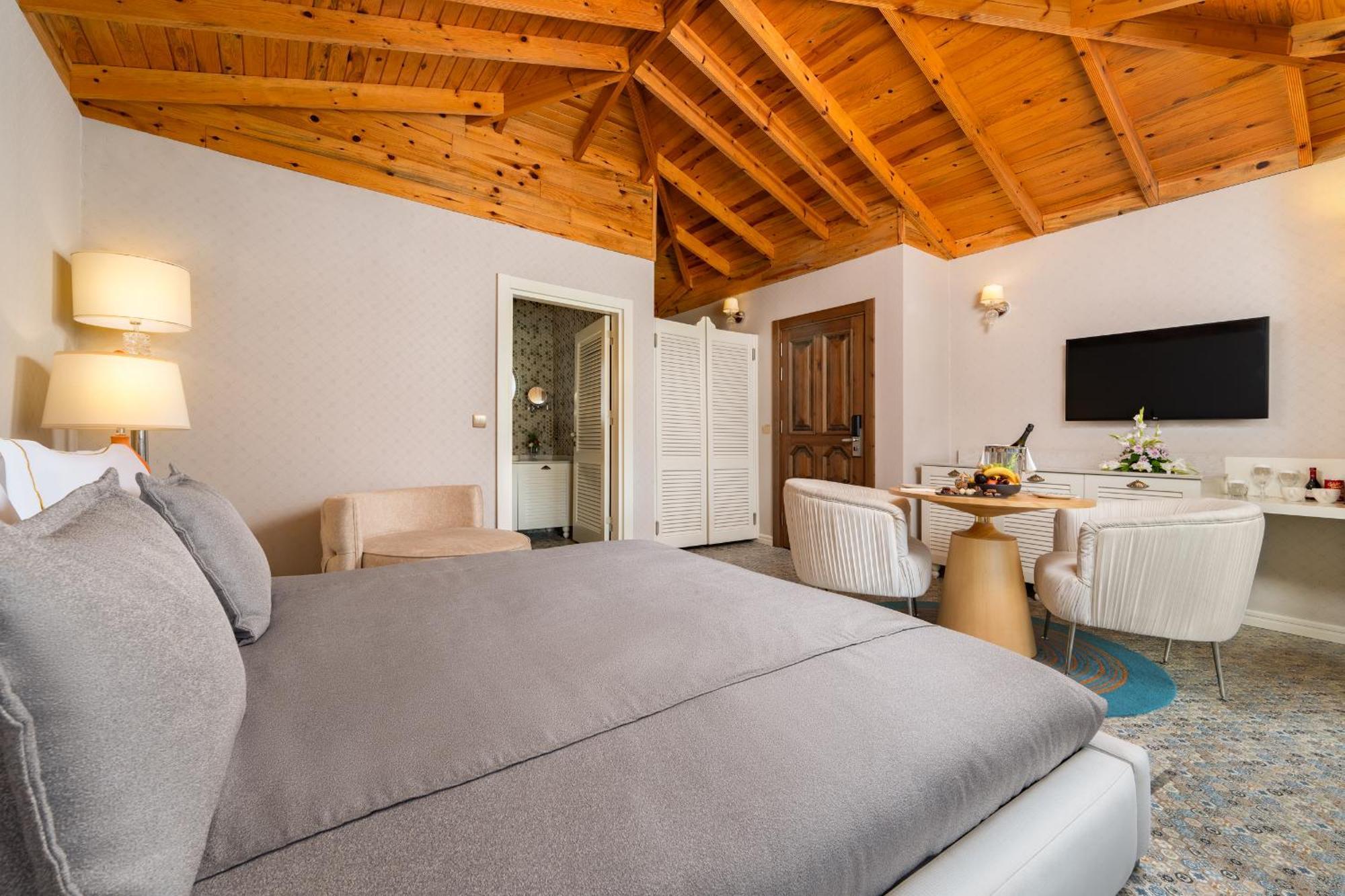 Hotel Les Ambassadeurs Casino&marina 3*