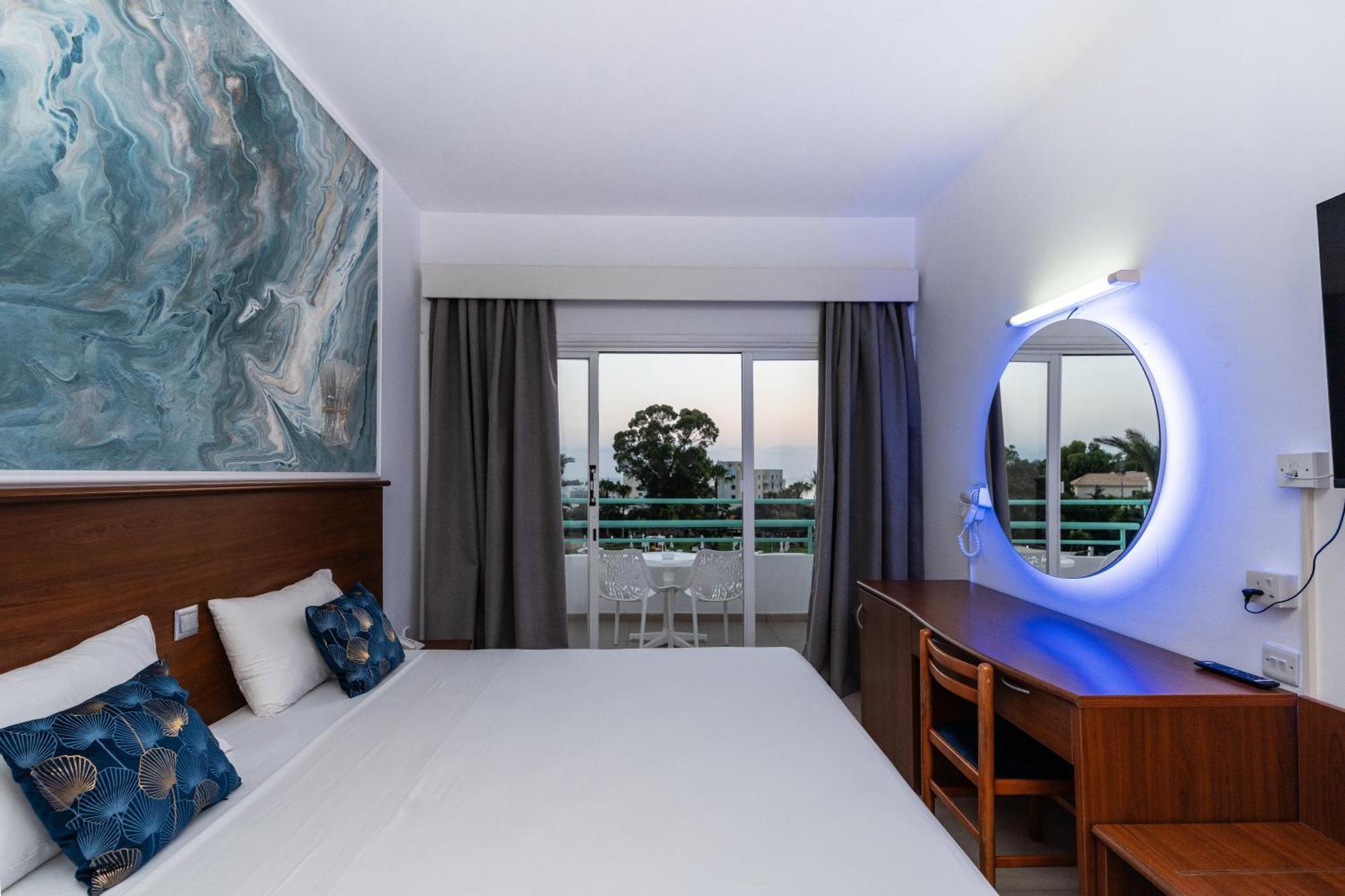 Adelais Bay 3*