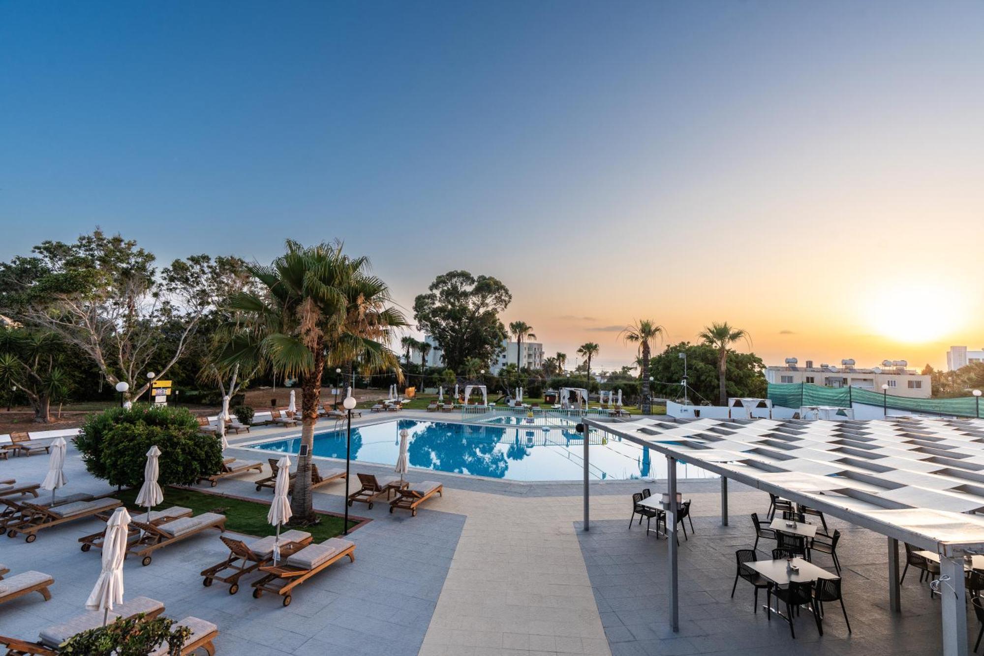 Adelais Bay Hotel 3*