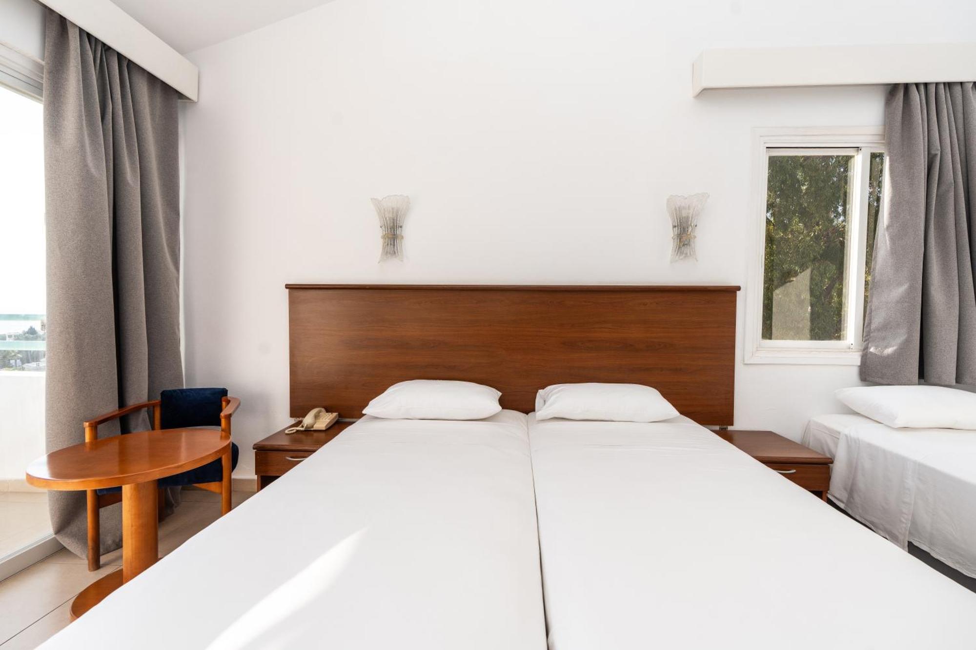 Hotel Adelais Bay 3*