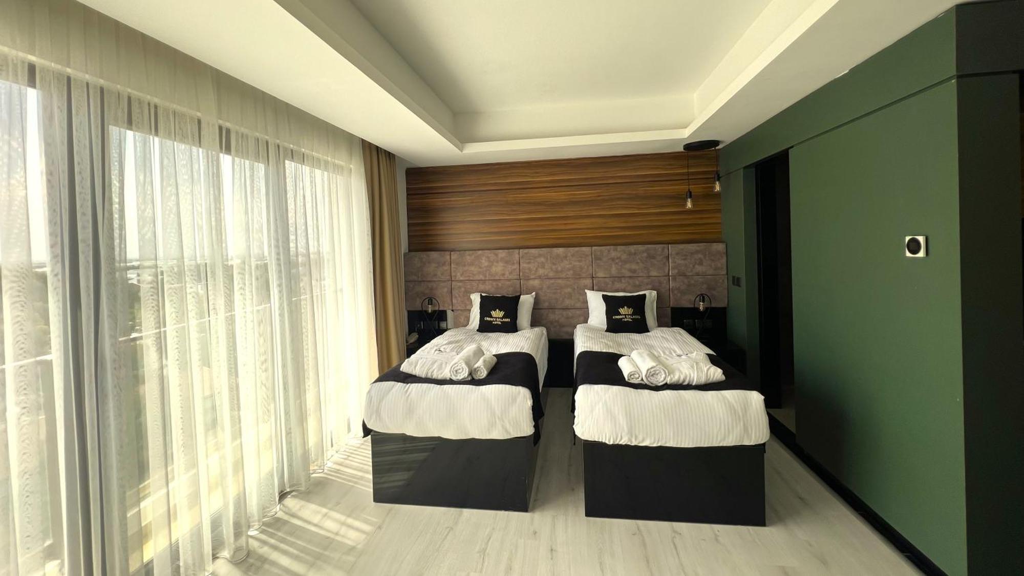 Crown Salamis Hotel *
