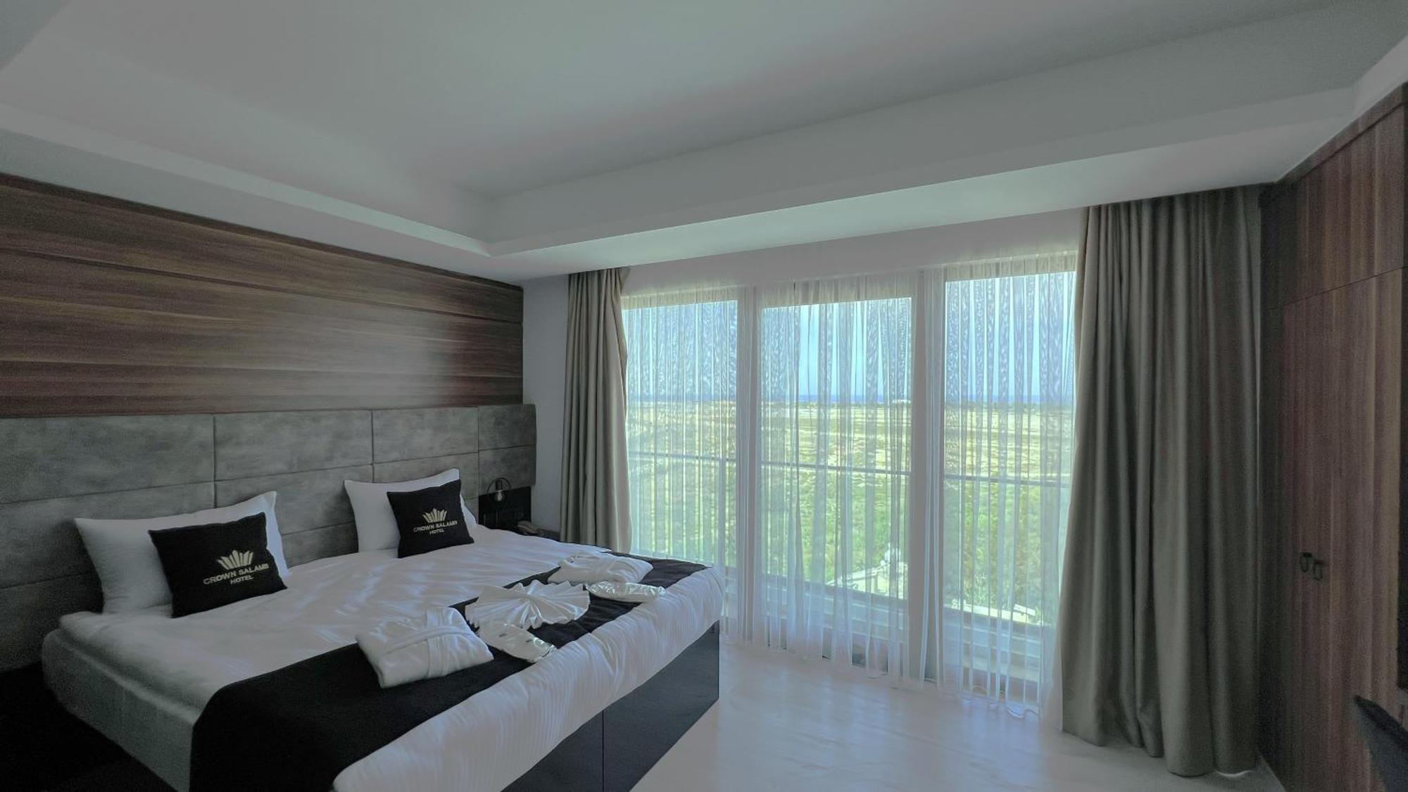 Crown Salamis Hotel *