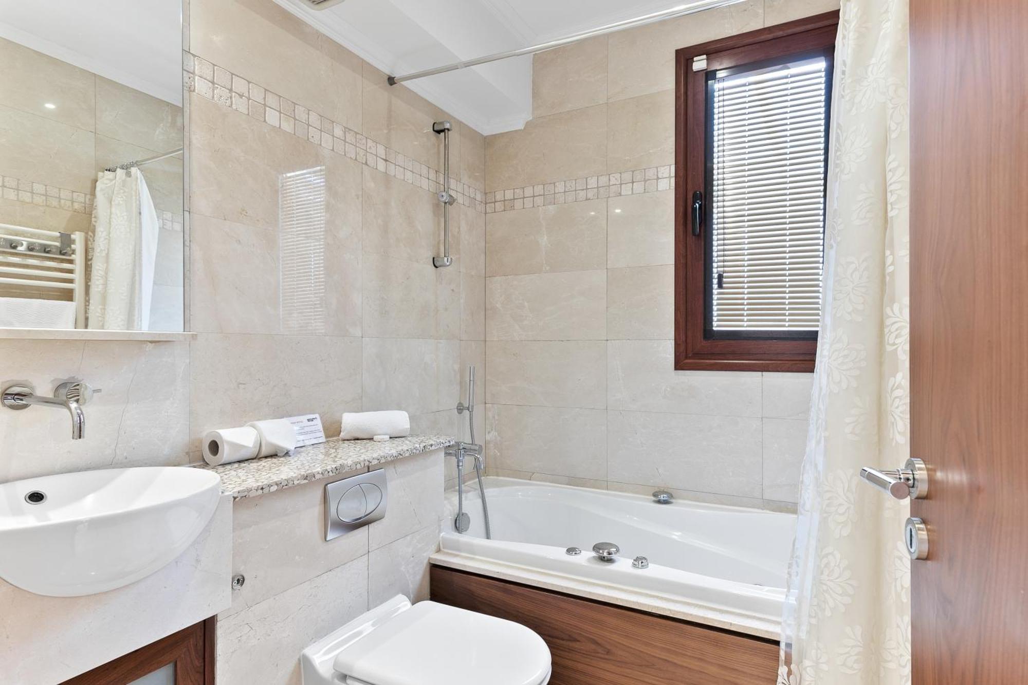 5 Bedroom Poseidon With Private Pool, Aphrodite Hills Villa Kouklia
