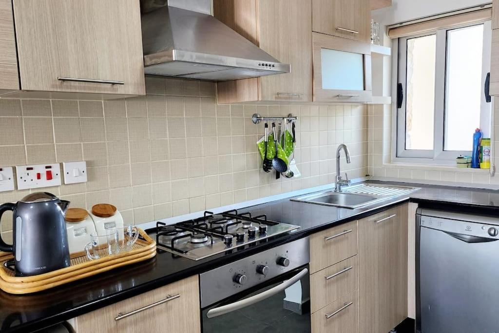 2 Bedroom Ground Floor Apartment *