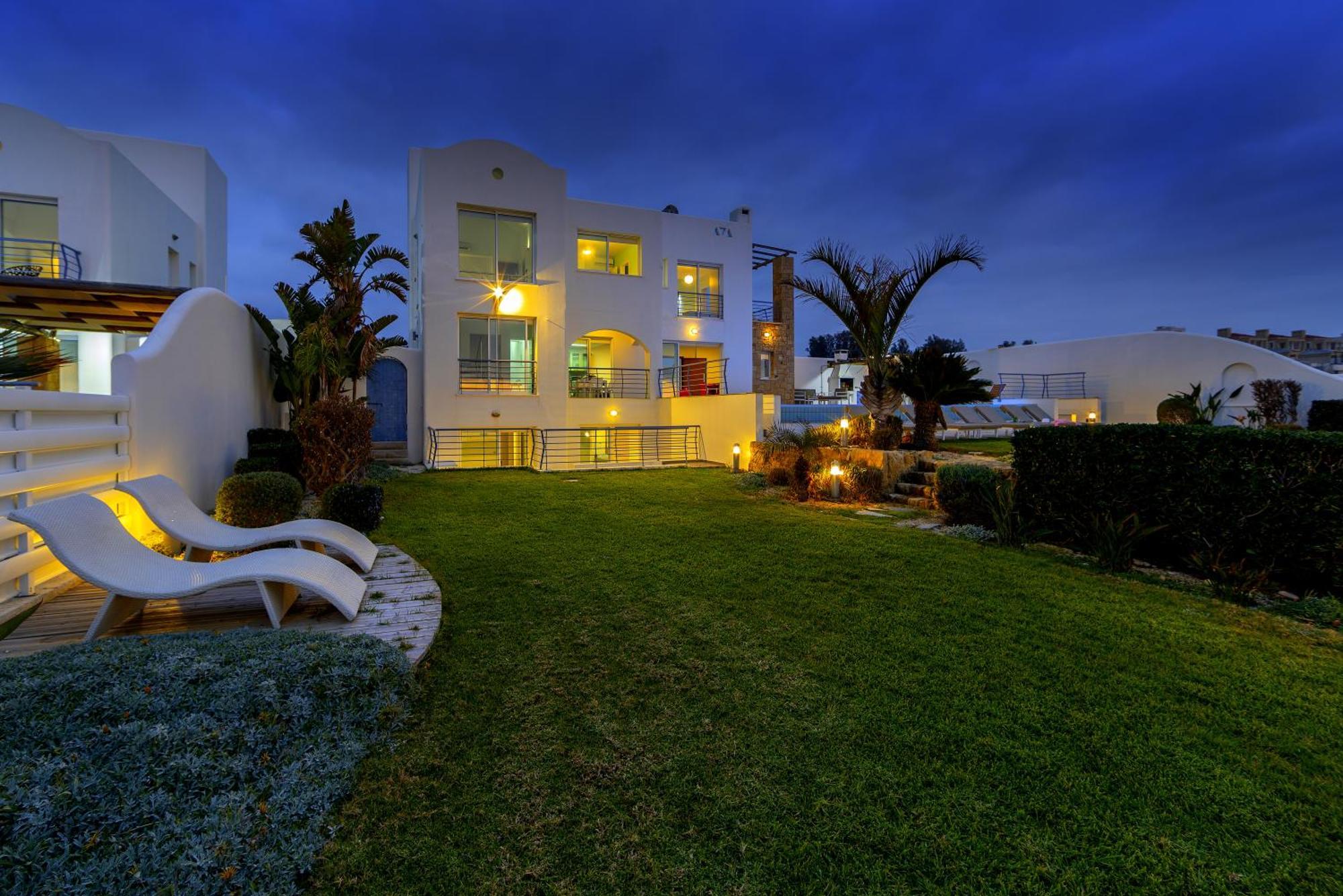 Blue Coral Villas: Exclusive Oceanfront Retreat Coral Bay
