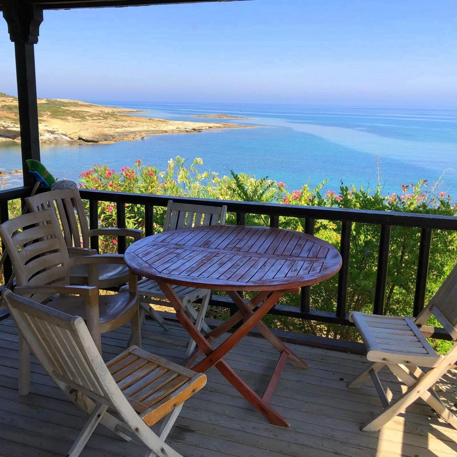 Zambak Village & Restaurant Superb Seafront Location ! Guest house *