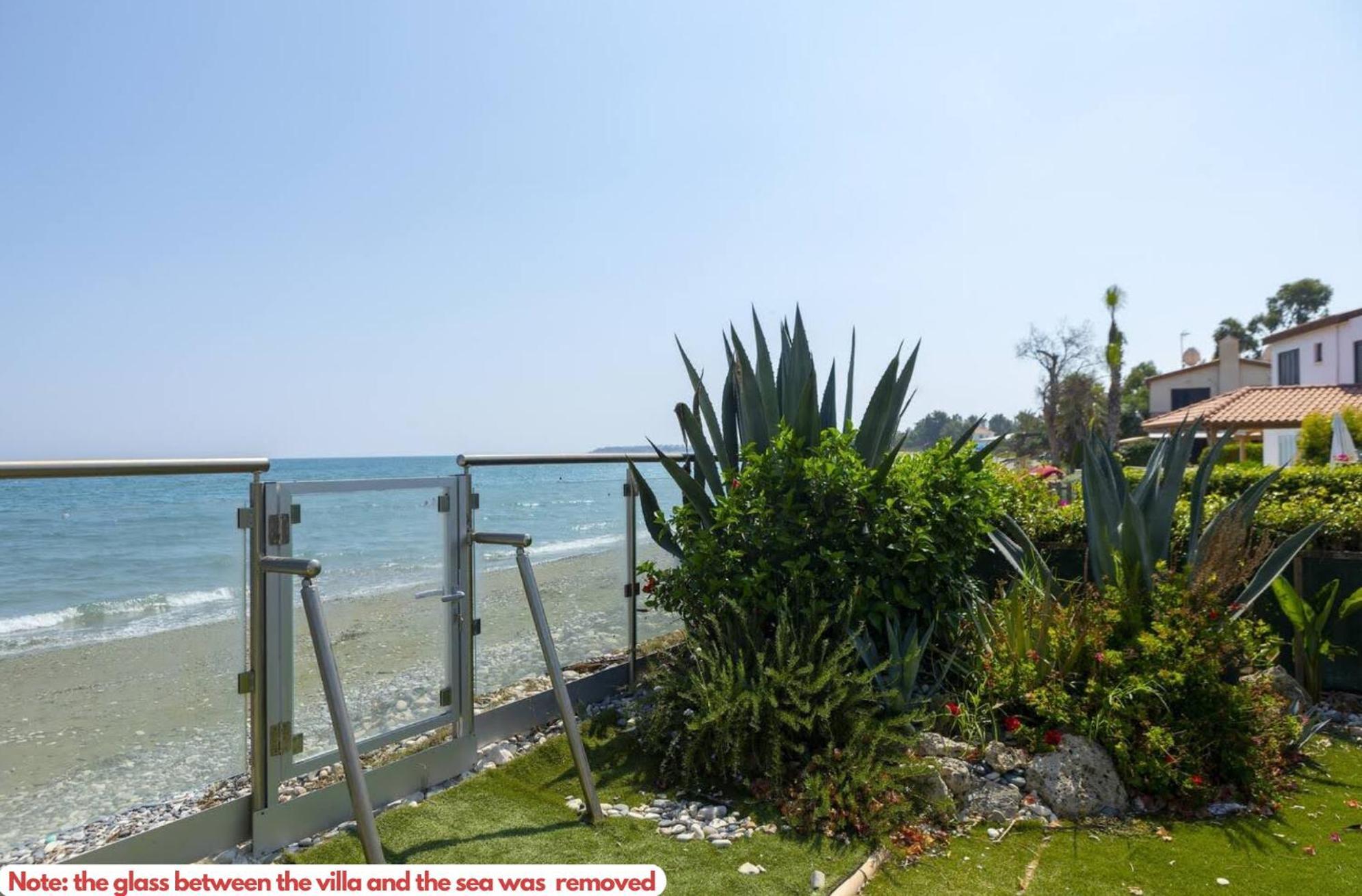 Beachfront Carpe Diem Villa *