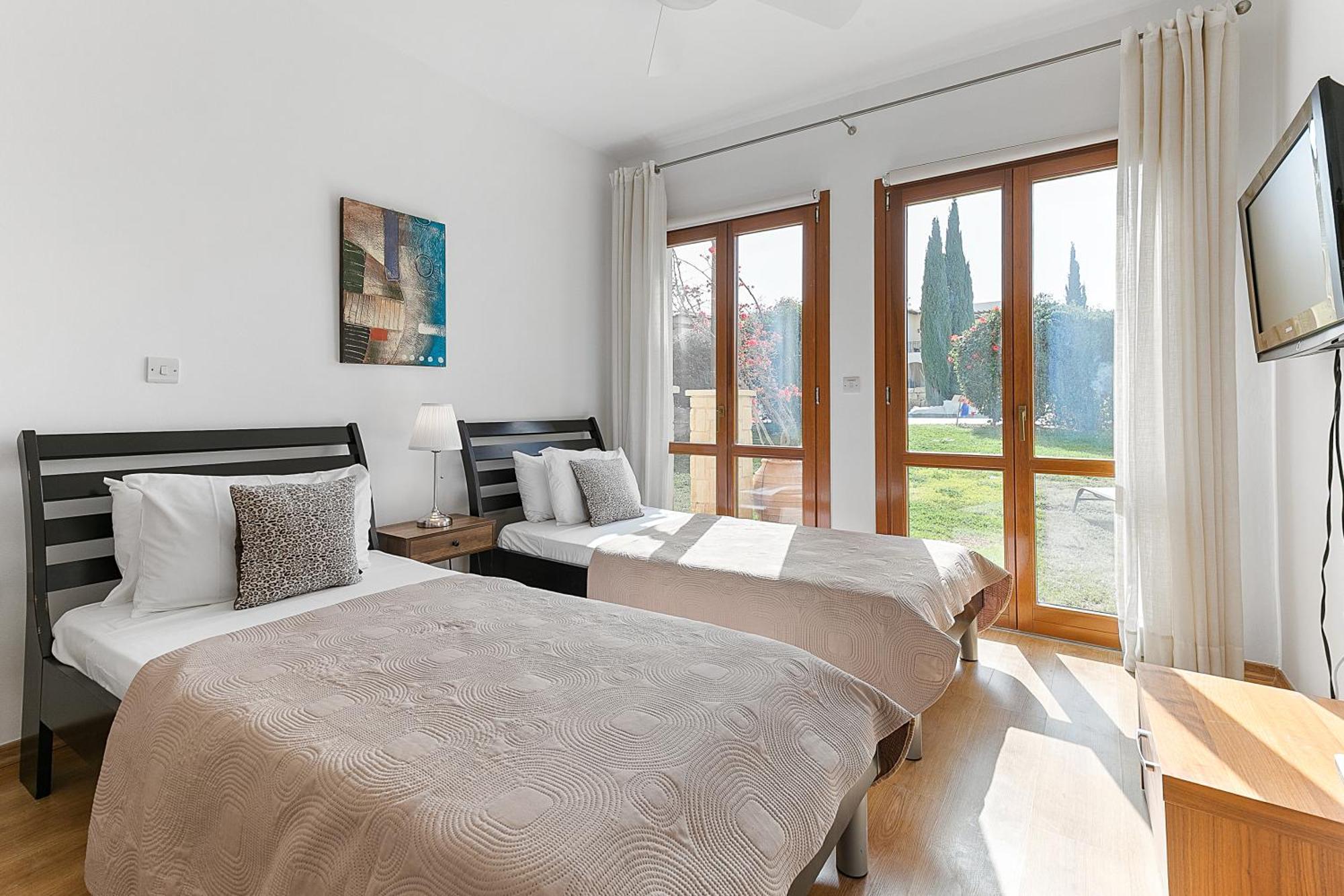 2 Bedroom Asulon With Communal Pools, Aphrodite Hills Kouklia