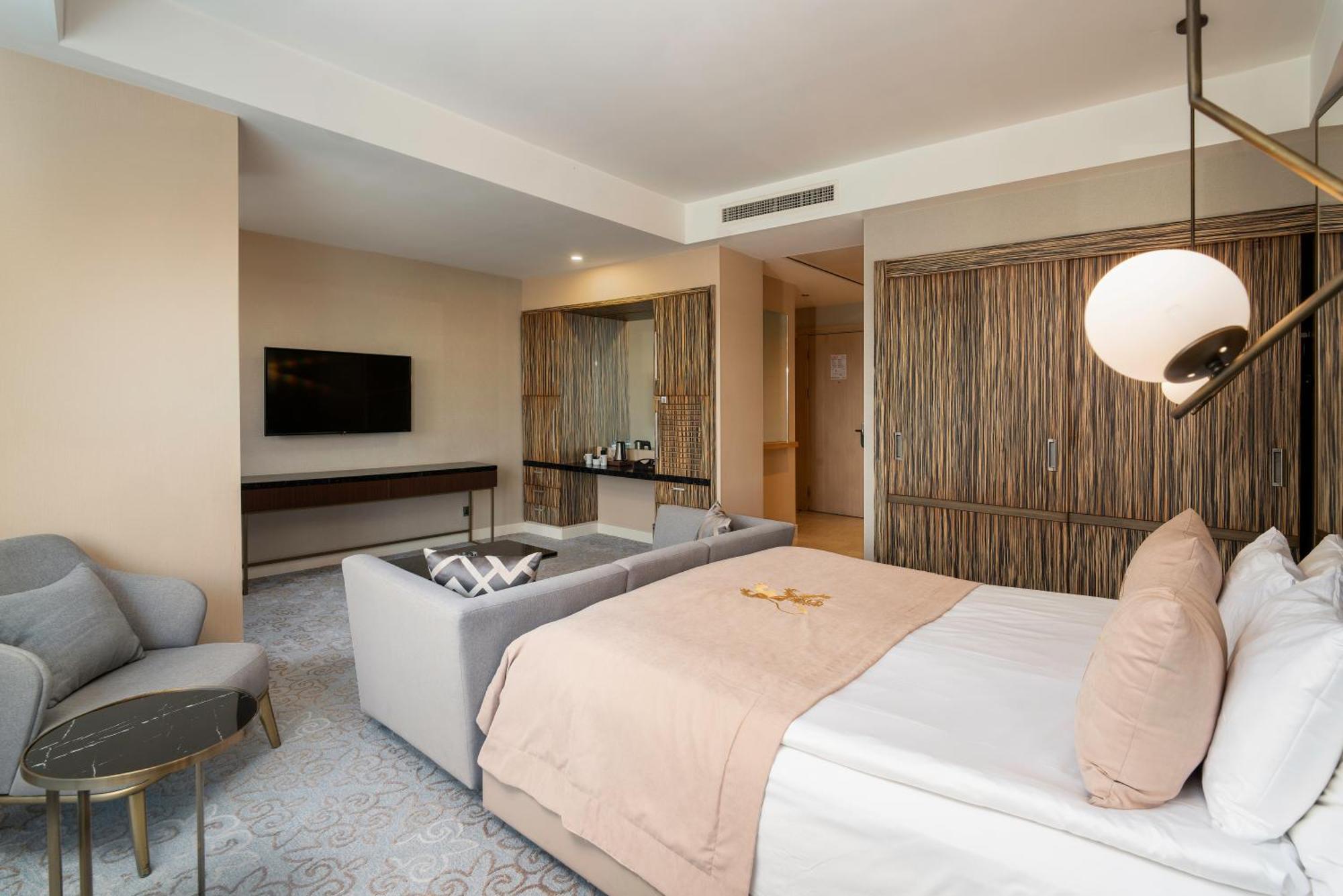 Cratos Premium Casino & Hotel Kazaphani