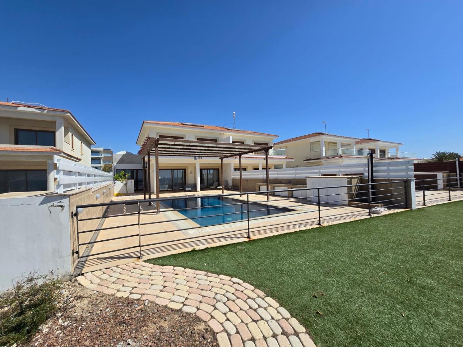 Fabulous Front House With Pool Pousada