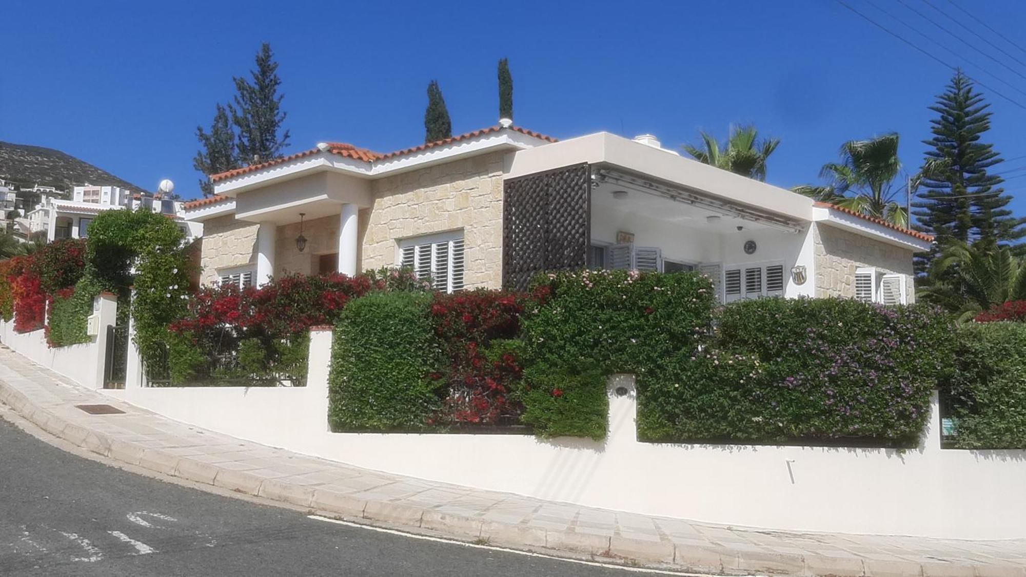 Pousada Holiday: Seafront Retreat With Pool In Paphos *