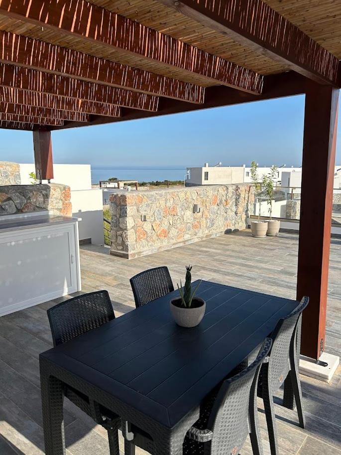 Med Privat Saltvannsbasseng Pa Dejablue Kalogrea