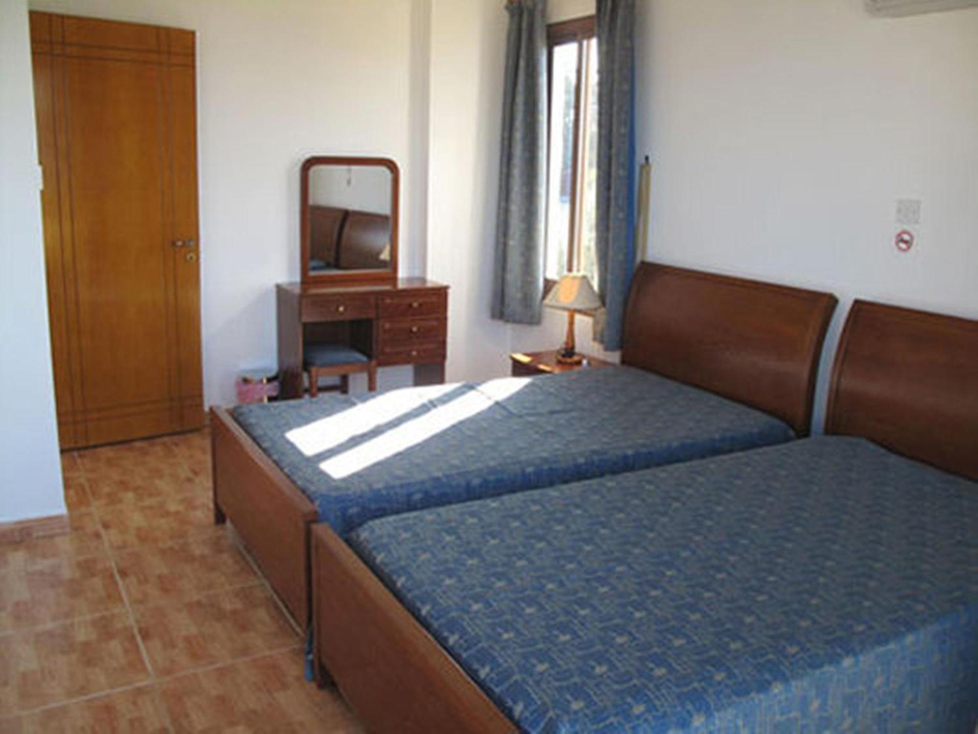 Chriseleni Latchi Polis