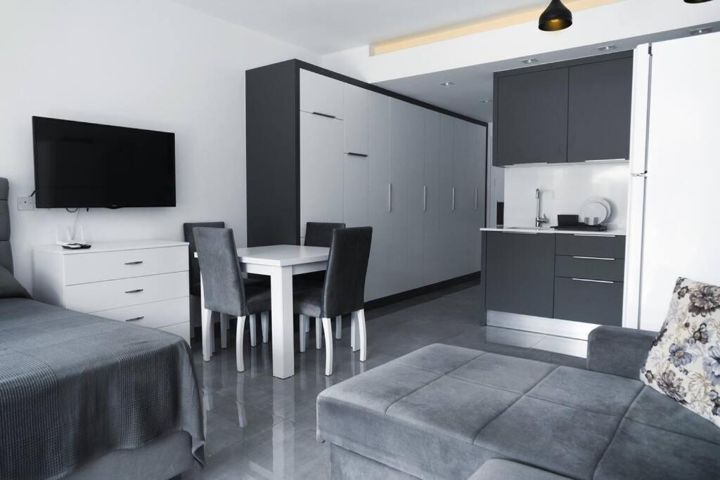 Courtyard Long Beach, северный кипр, бассейн, терраса, 500м от моря