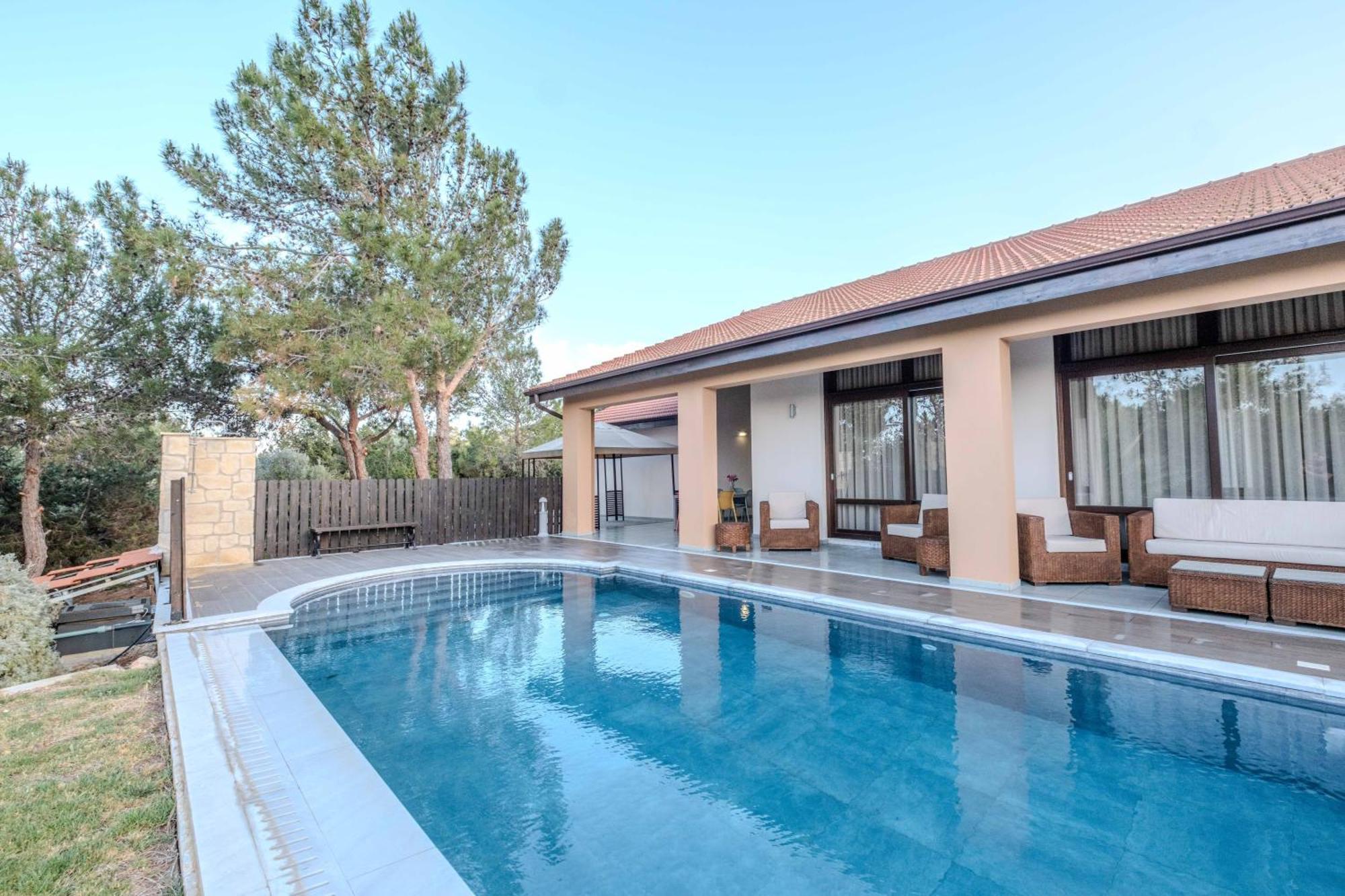 Pine And Olive Seahouse Villa