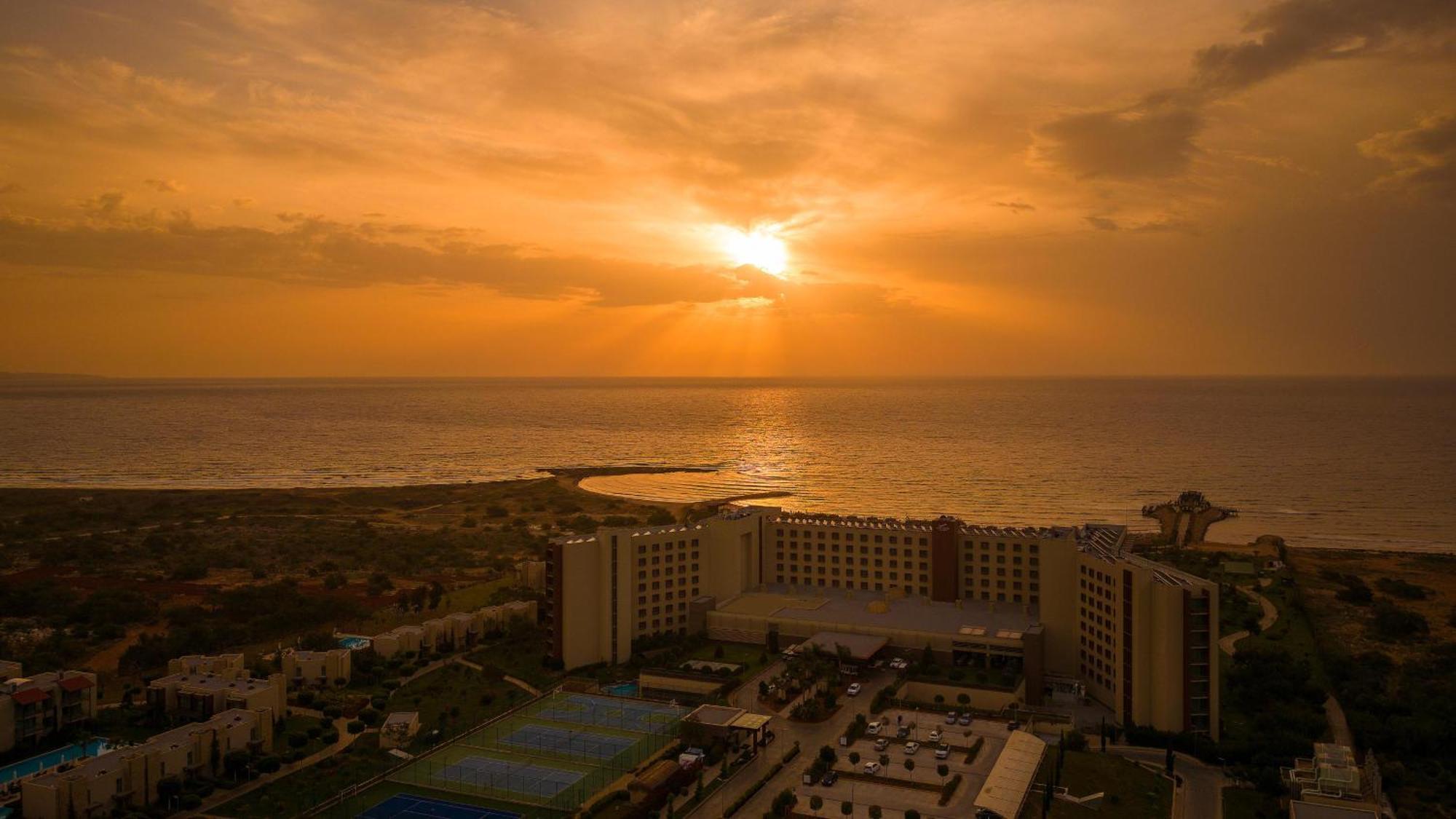 Concorde Luxury & Casino Hotel 5*
