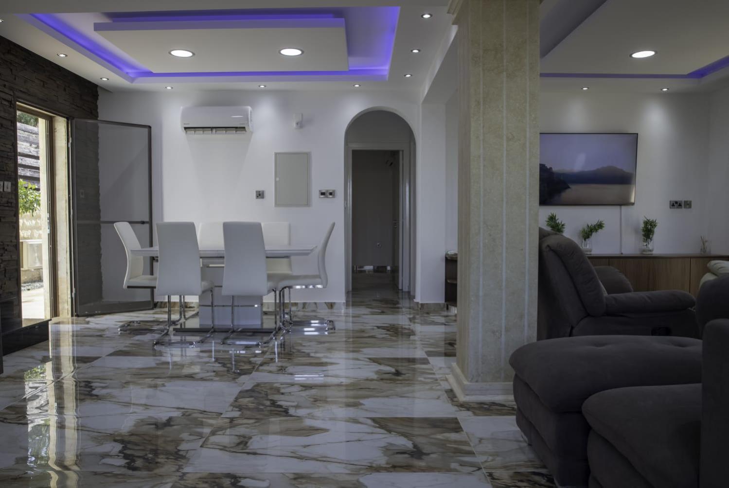 Luxury Villa *
