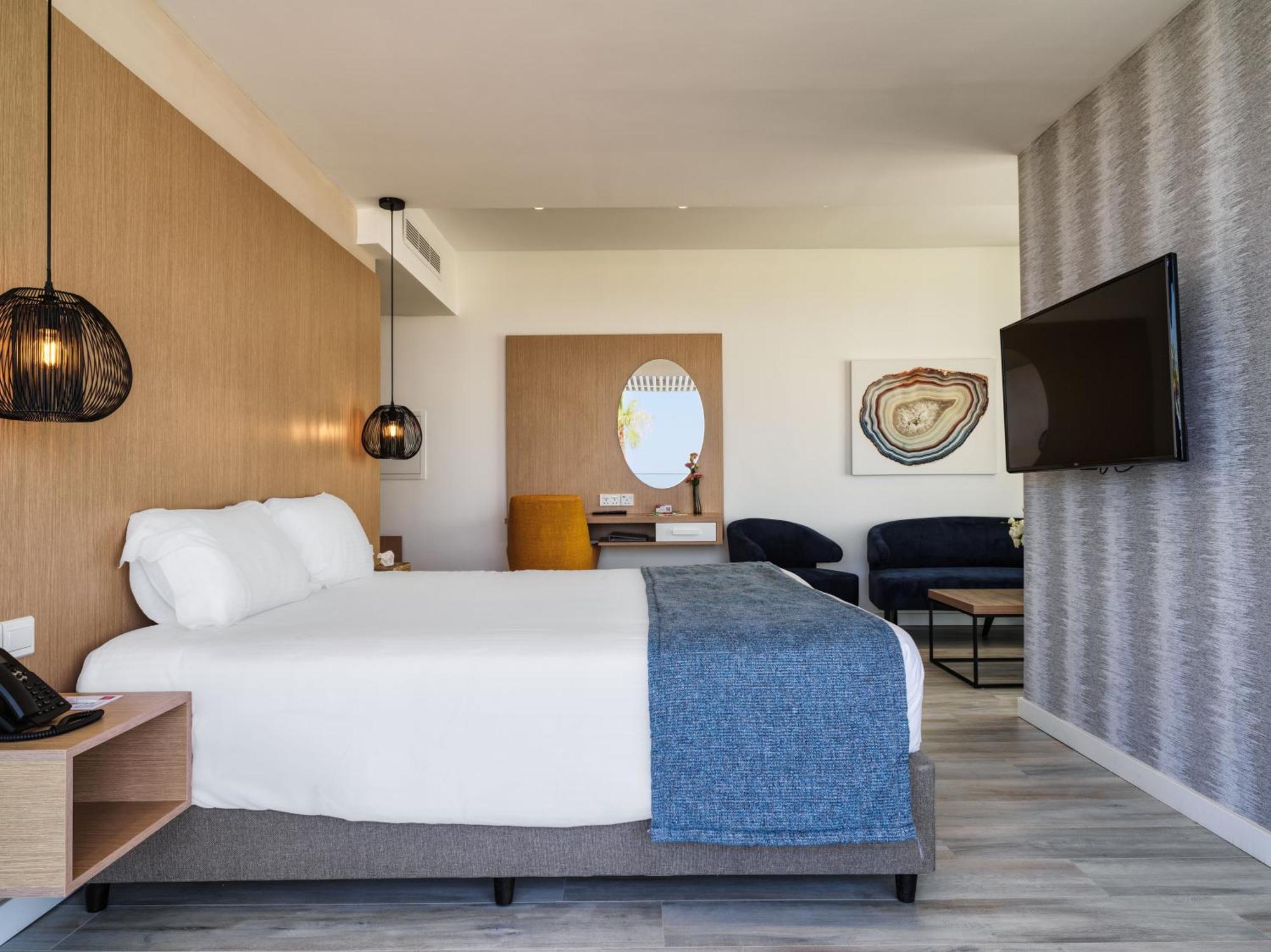 Hotel Leonardo Crystal Cove & - Adults Only 4*