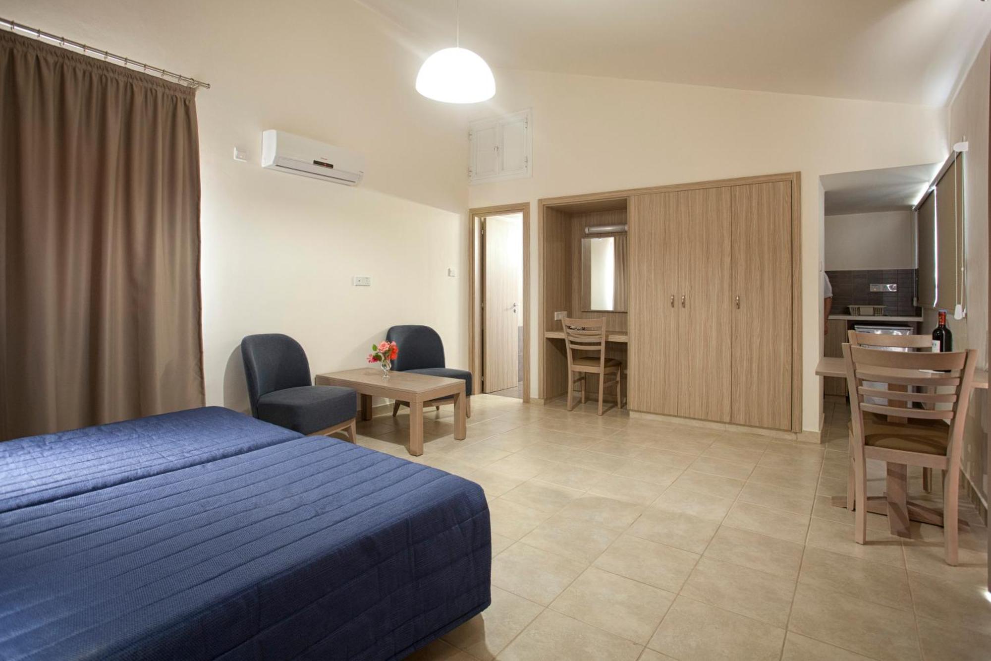 Makronisos Village Aparthotel