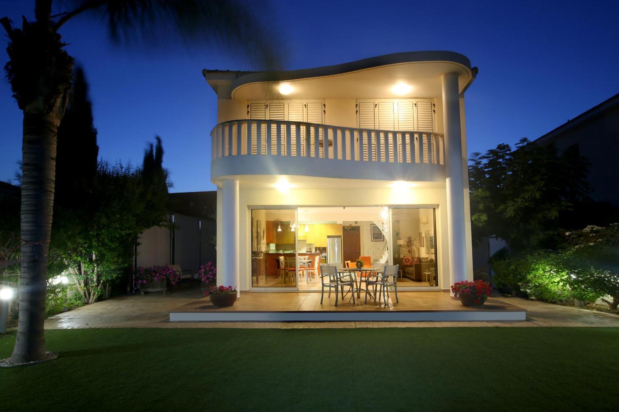 Villa Chelidonia Larnaca Seafront