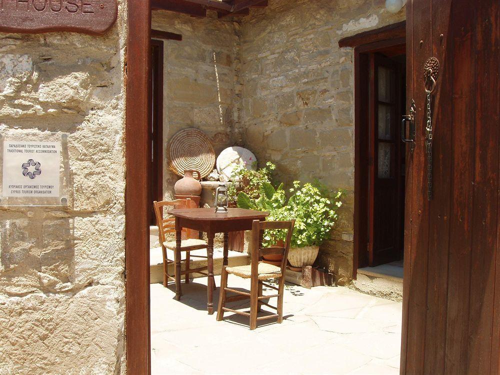 Niovi House * Tochni