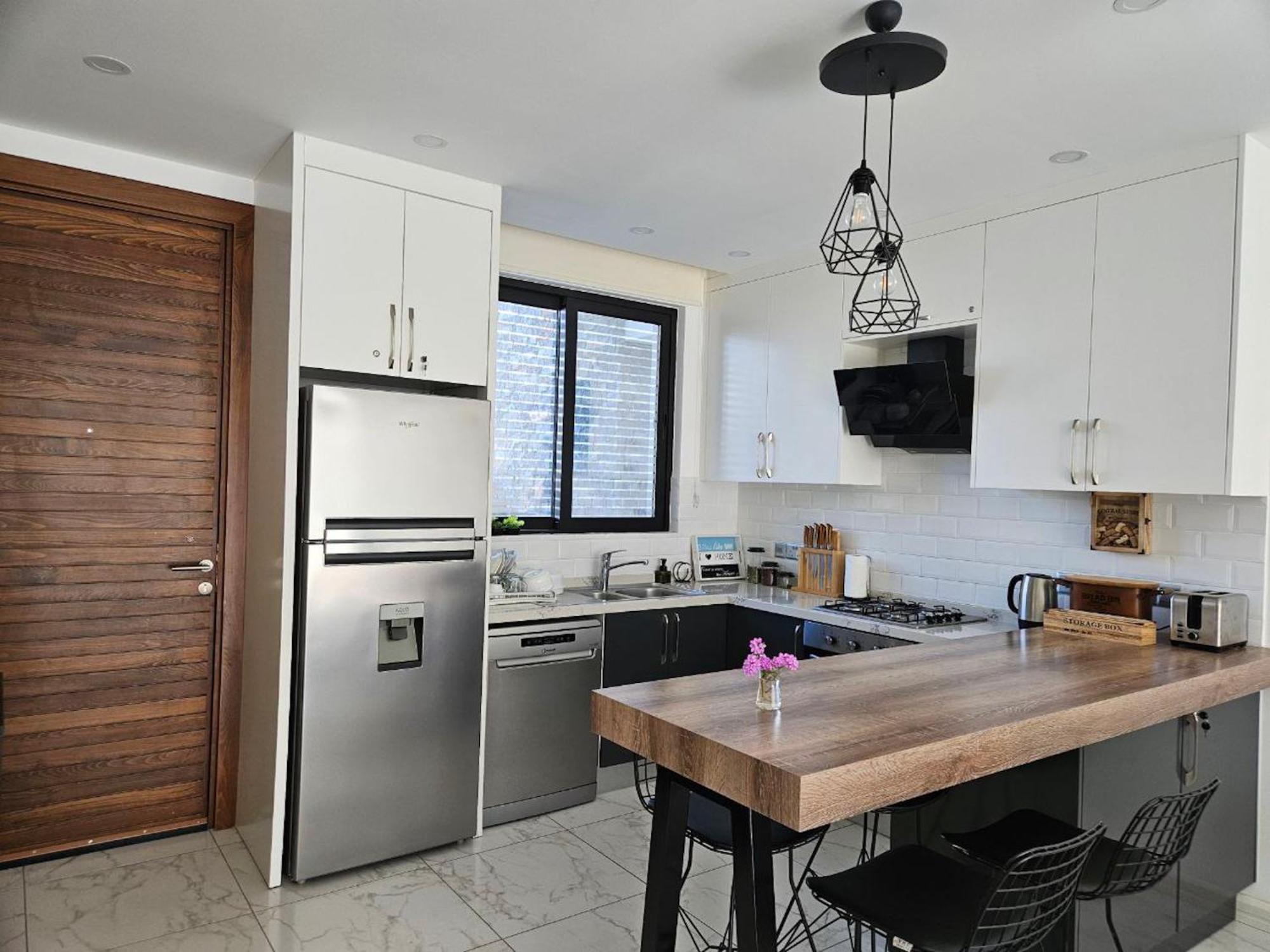 Serene Three-bedroom Retreat In Unforgettable Setting Apartment