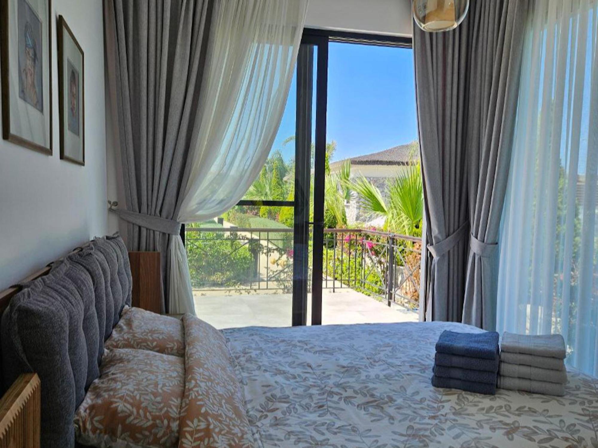 Serene Three-bedroom Retreat In Unforgettable Setting *