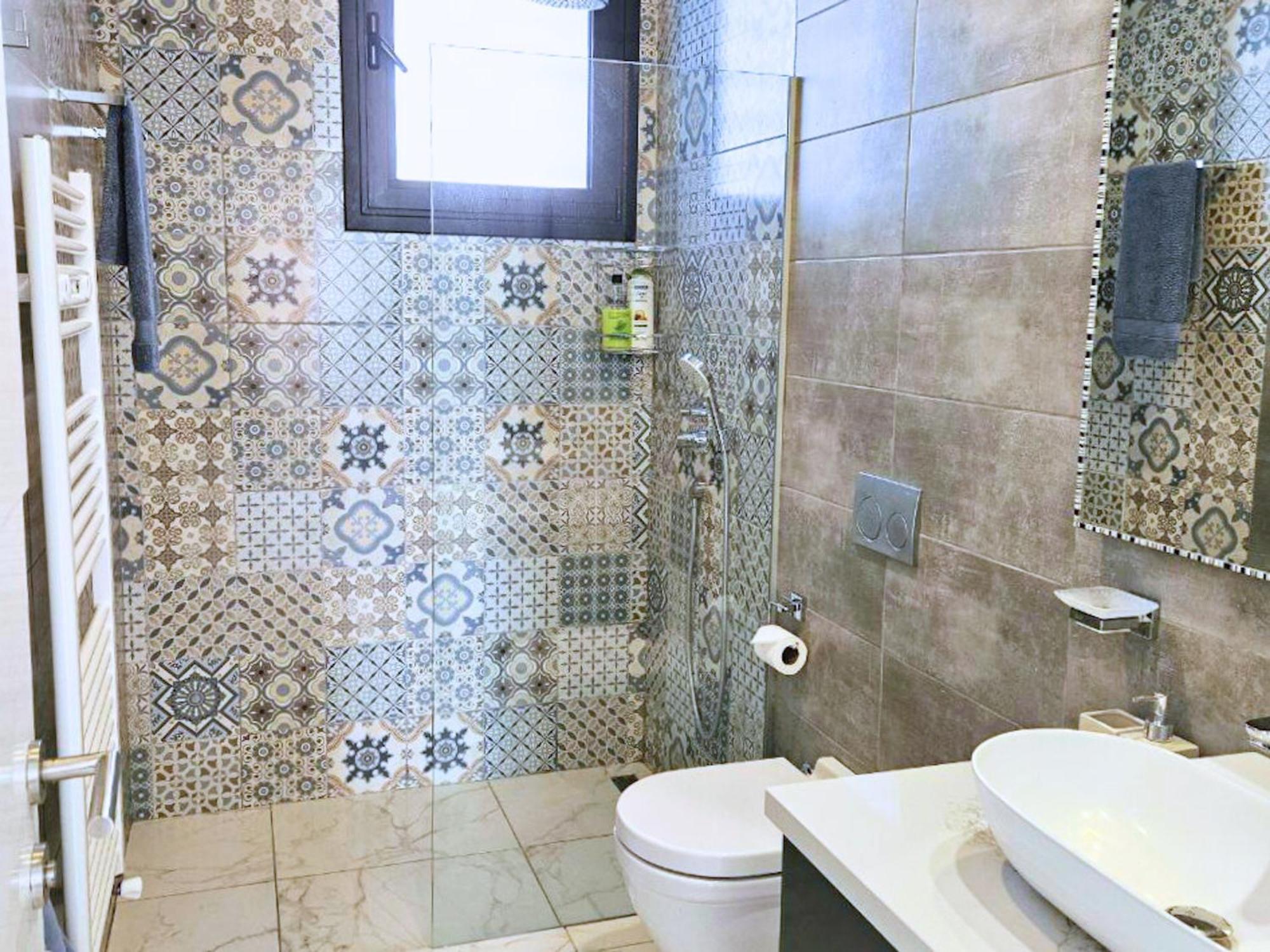 Serene Three-bedroom Retreat In Unforgettable Setting Apartment *