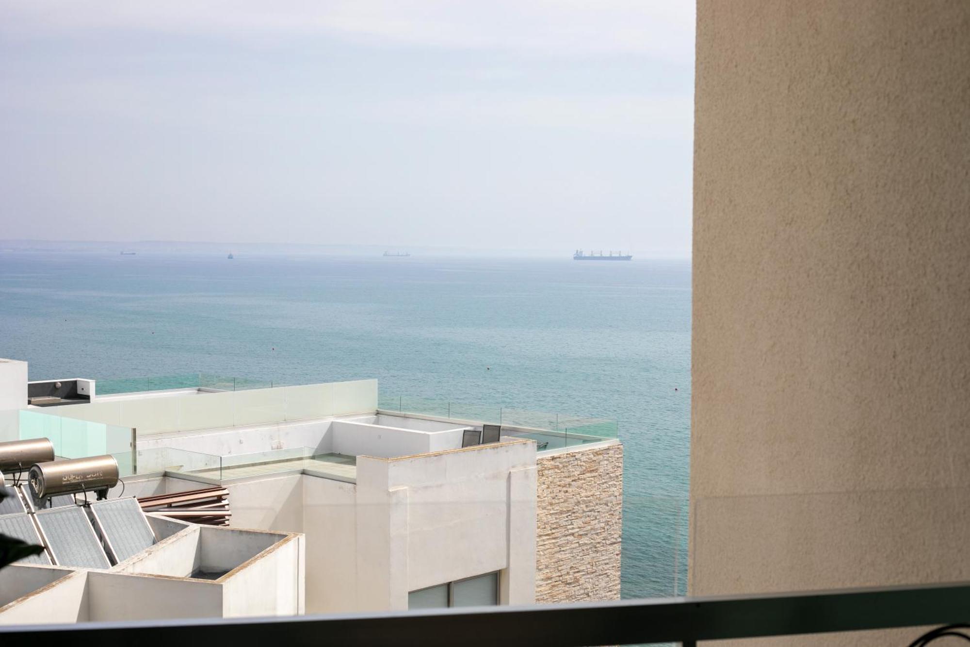 Palmove Luxurious Beachfront Apartment *