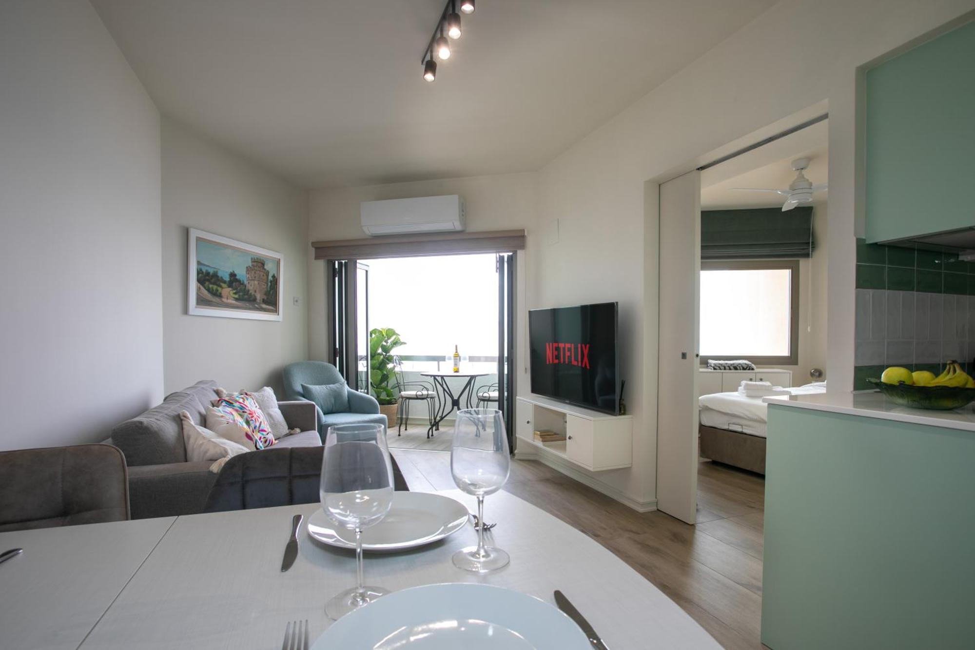 Palmove Luxurious Beachfront Apartment Larnaca