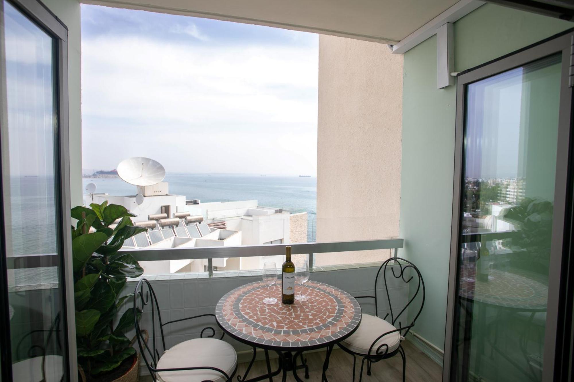 Palmove Luxurious Beachfront Apartment Larnaca