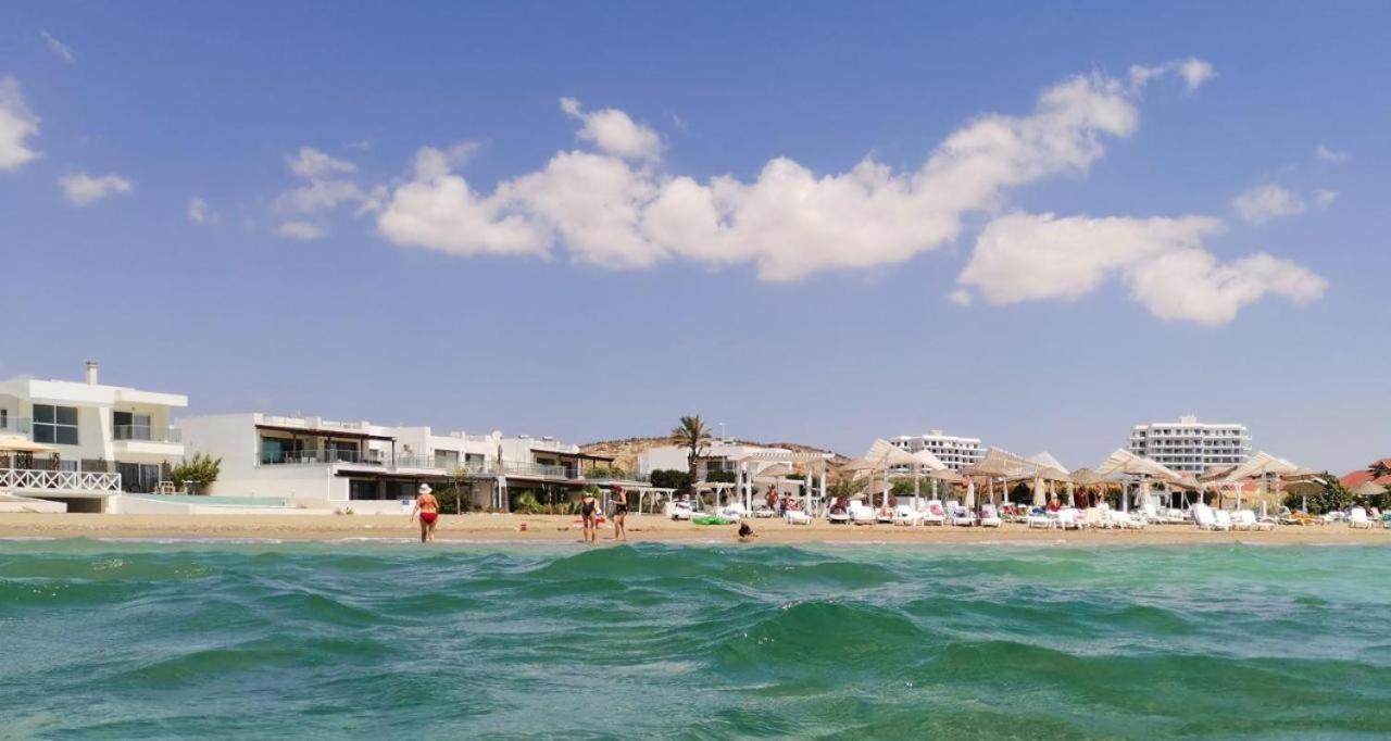 Spacious Beachfront Two-bedroom In Caesar Apartment *