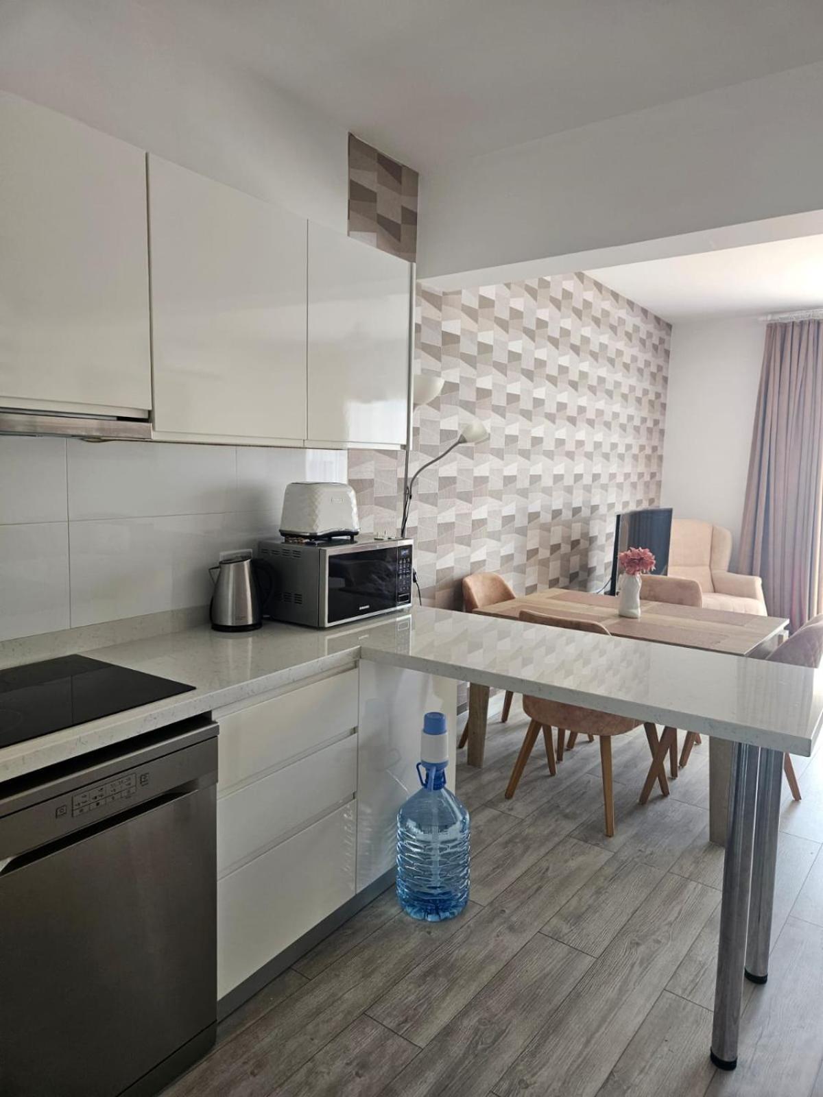 Spacious Beachfront Two-bedroom In Caesar